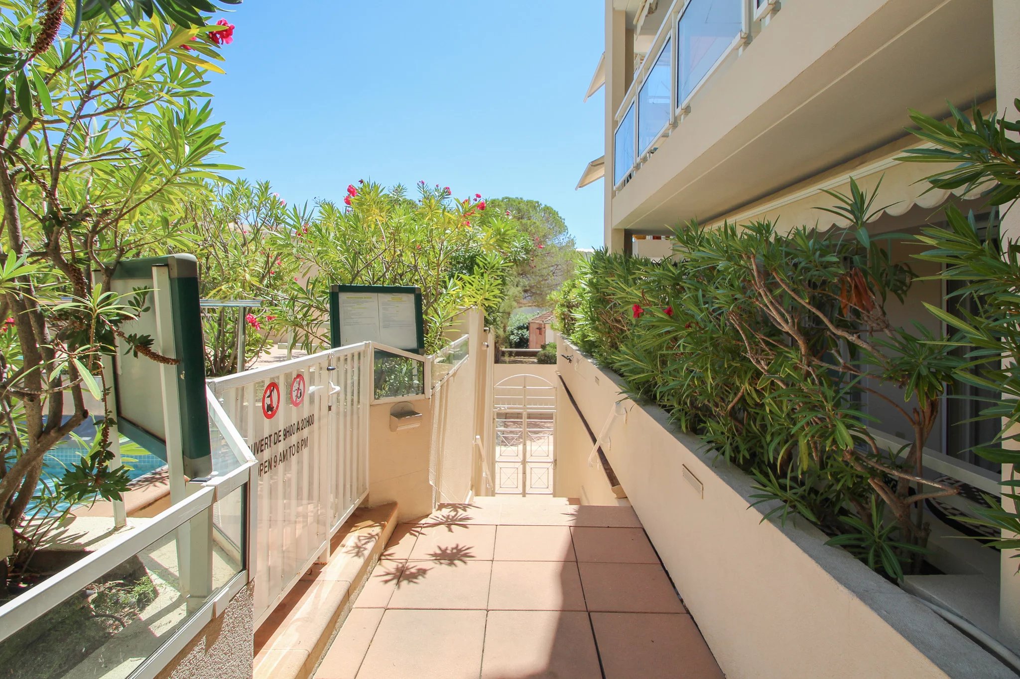 Charmant appartement 2 pièces de plain-pied (avec parking) à deux pas de la mer  Golfe-Juan