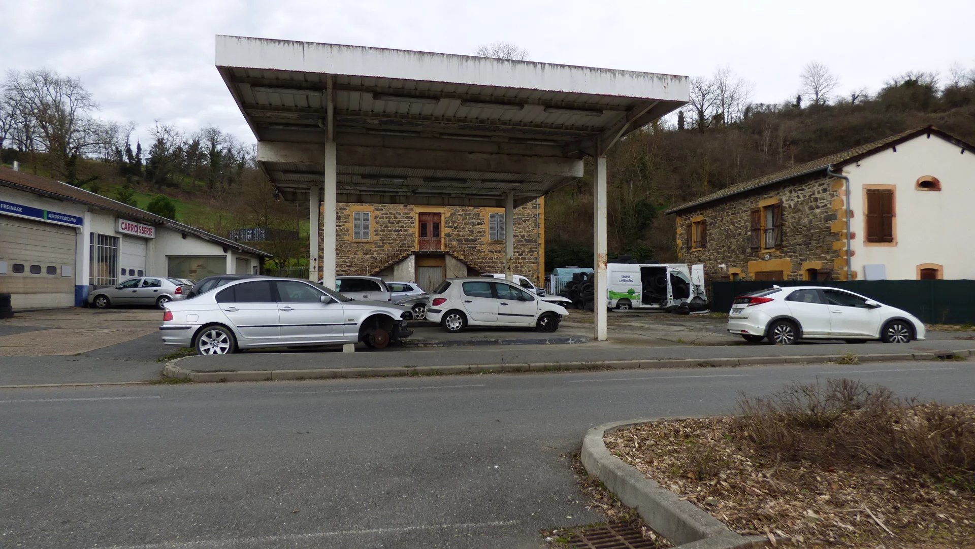 Bâtiment à aménager d’environ 820 m² + une cour de 823 m²