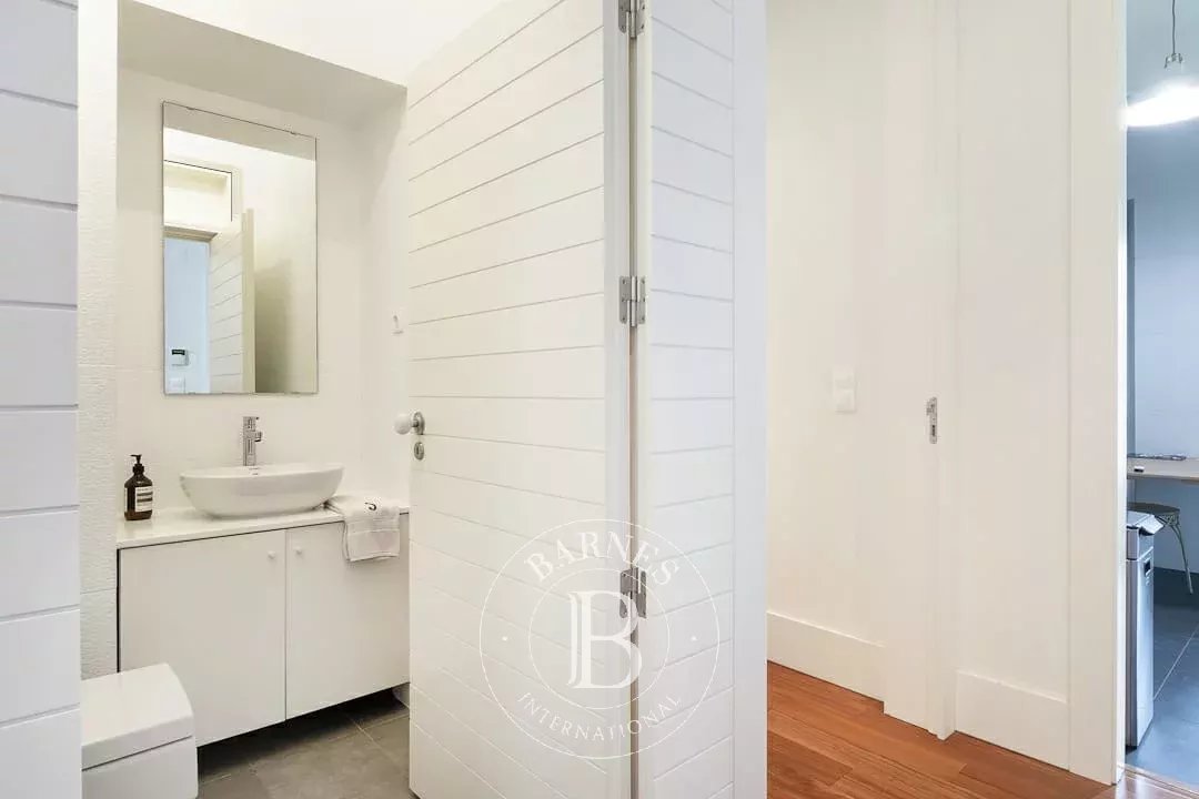 Apartamento com jardim e estacionamento