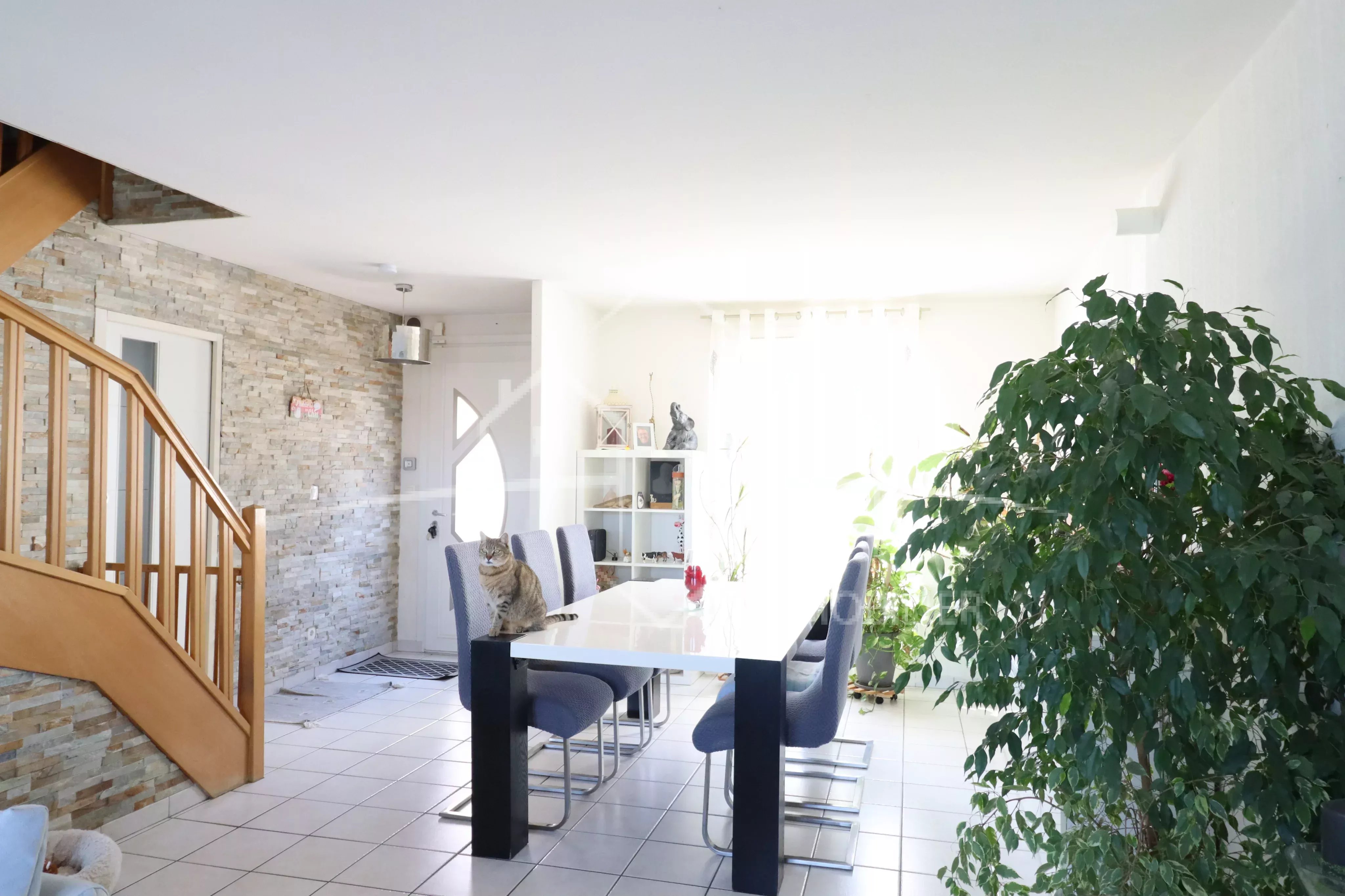 Maison familiale de 120 m² avec piscine à Saint-Maurice-l'Exil