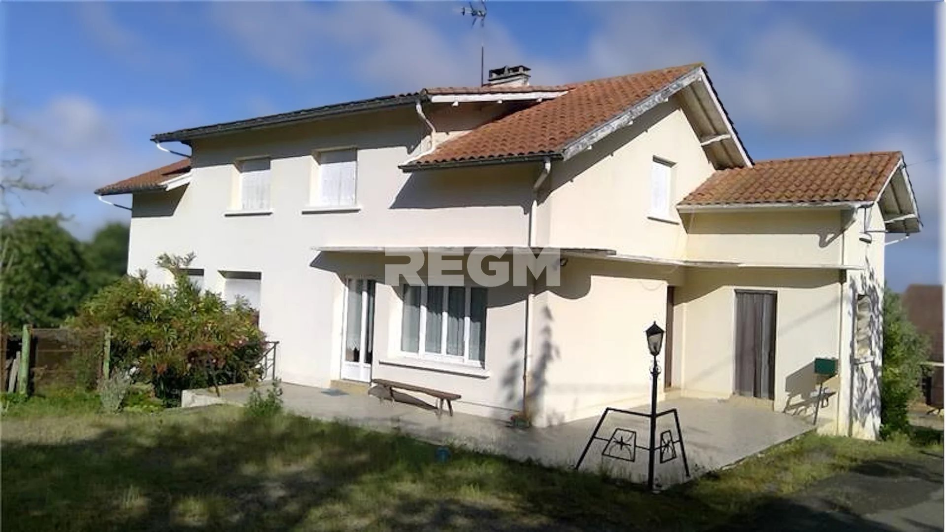 Maison individuelle de 222m2, 7 chambres, grand sous-sol à a