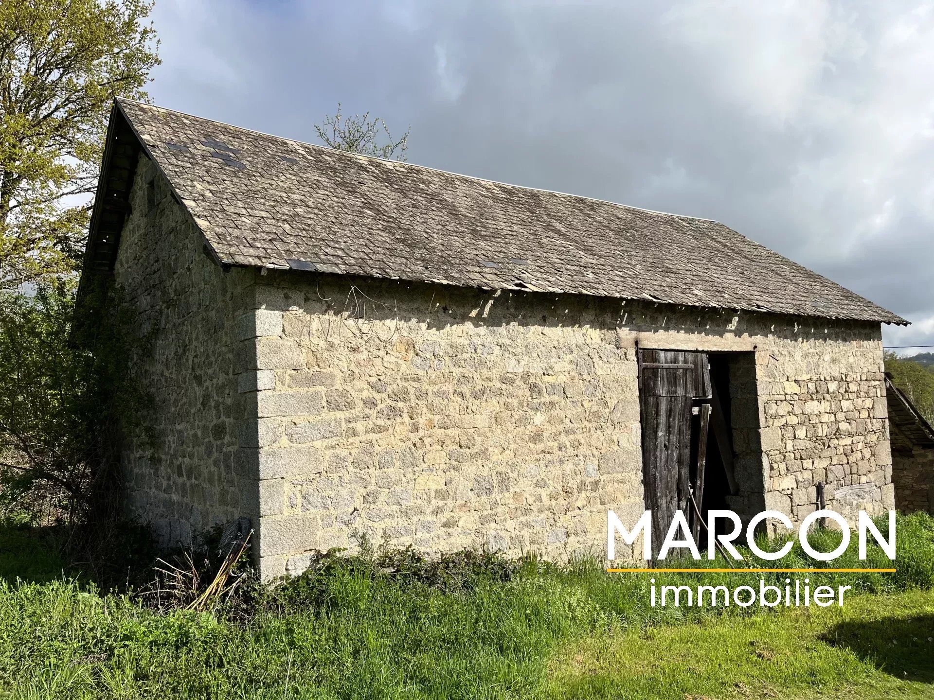 SALE BARN SERMUR AREA - 25 MINUTES AUBUSSON