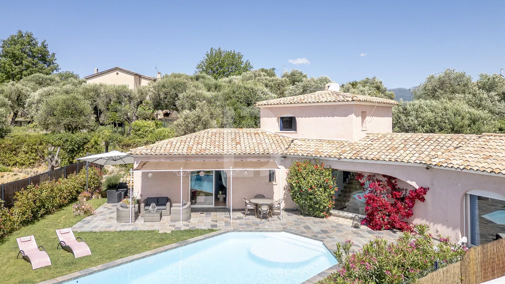 Baisse de Prix - Maison de charme à vendre dans un quartier recherché, à pieds du village de Valbonne