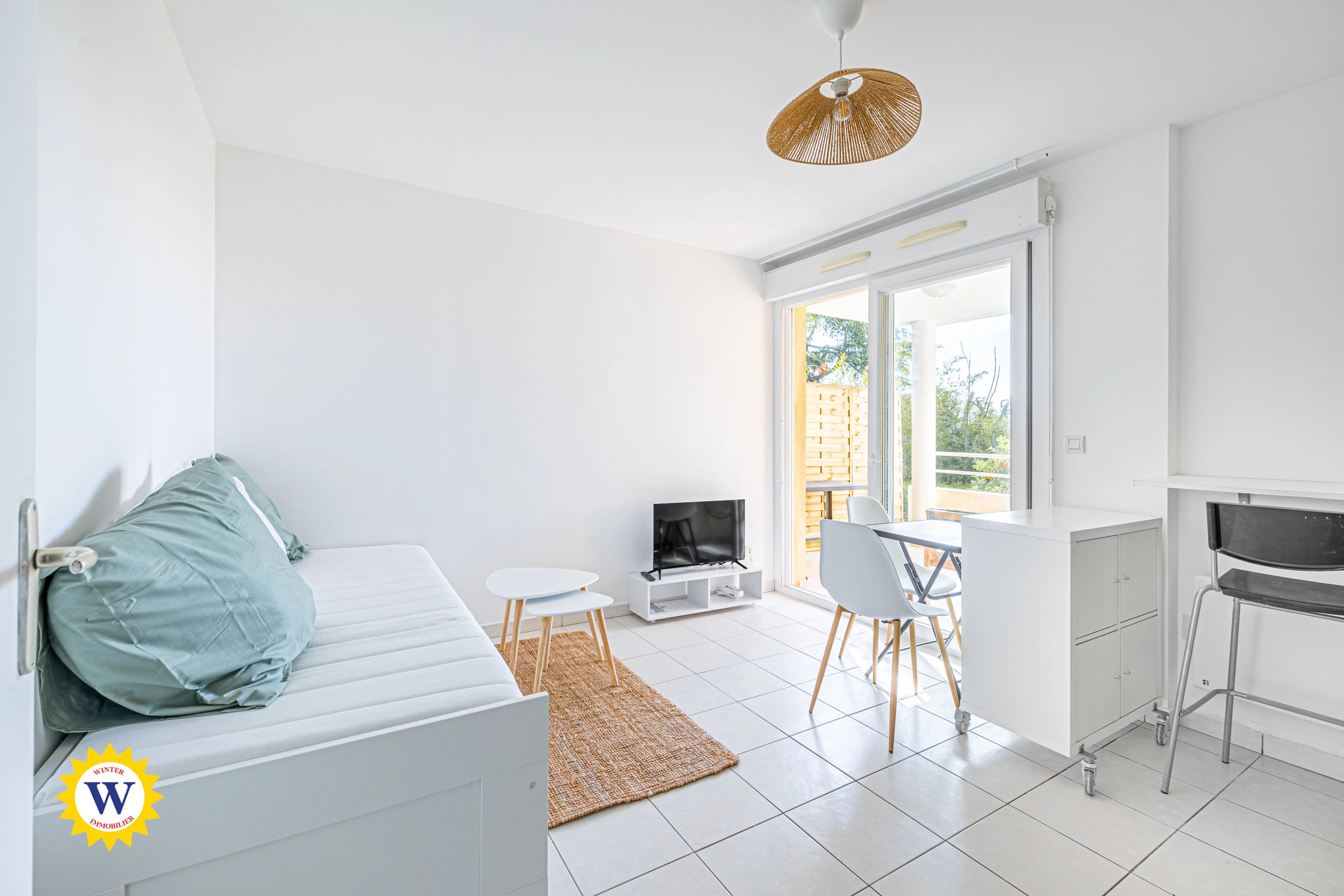 NICE OUEST - STUDIO AVEC TERRASSE ET PARKING - Photo 4