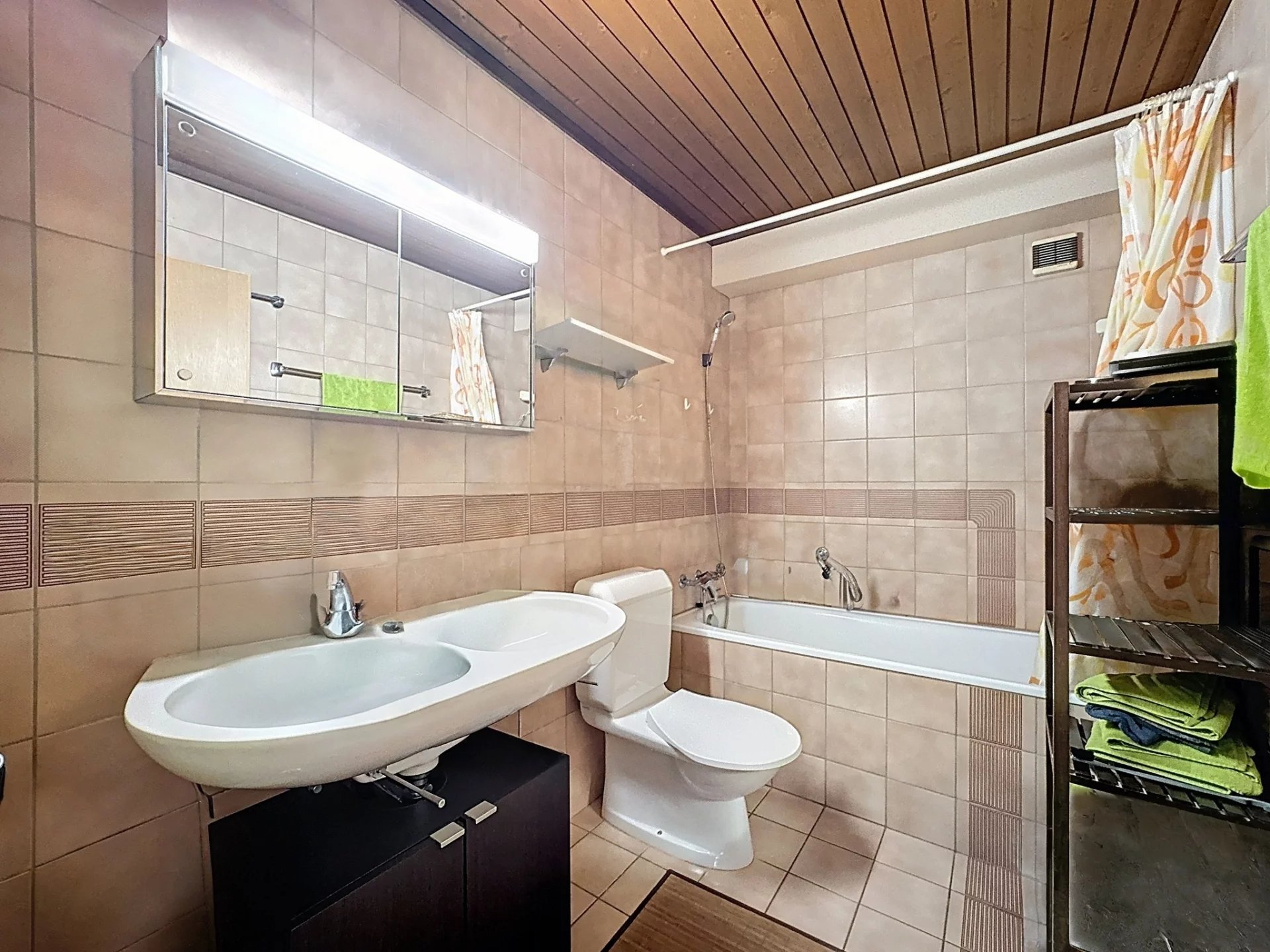 A 2 minutes à pied de la gare du LEB