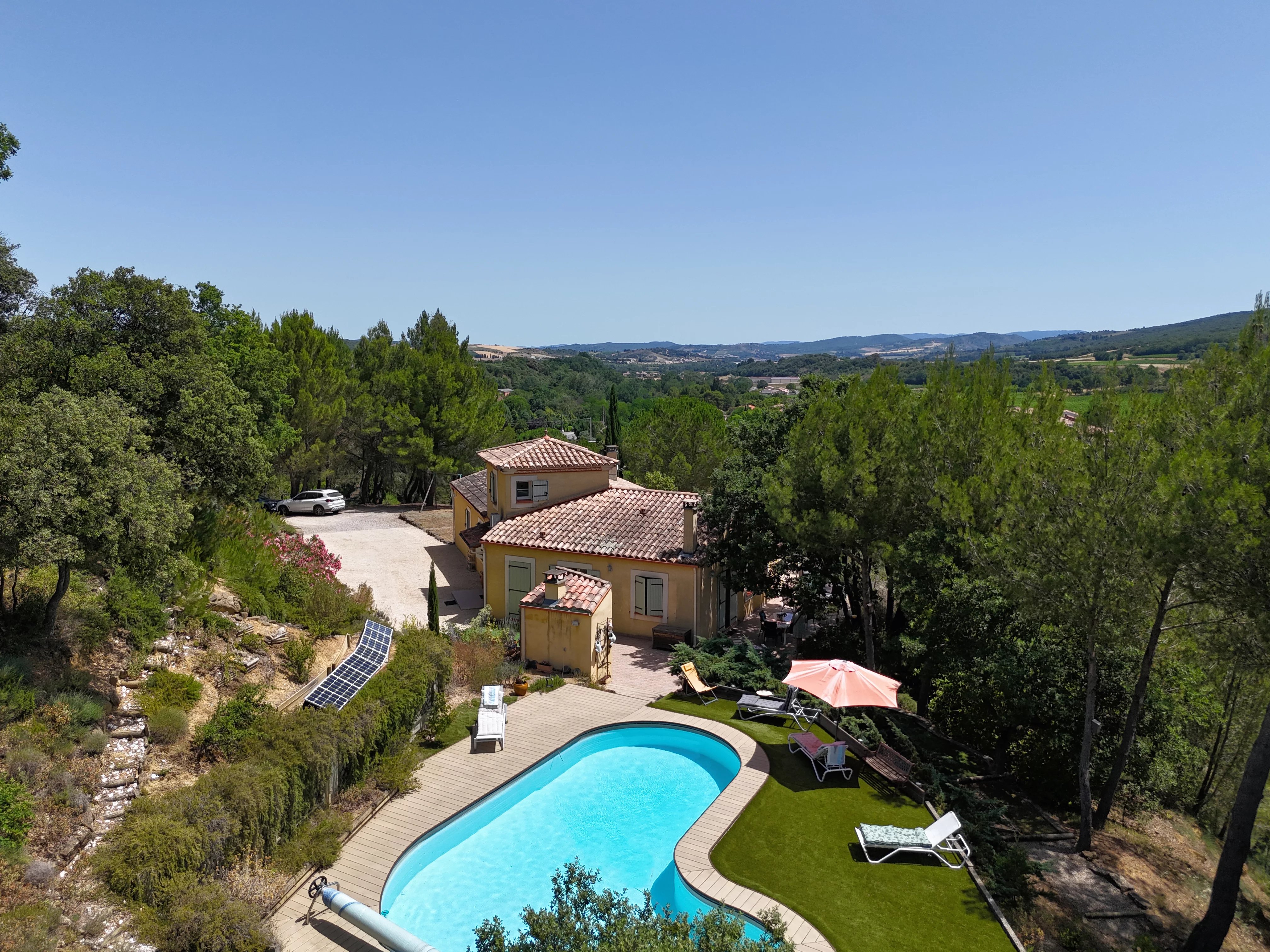 Limoux area: Luminous Villa with Panoramic views, pool and over a hectare of land