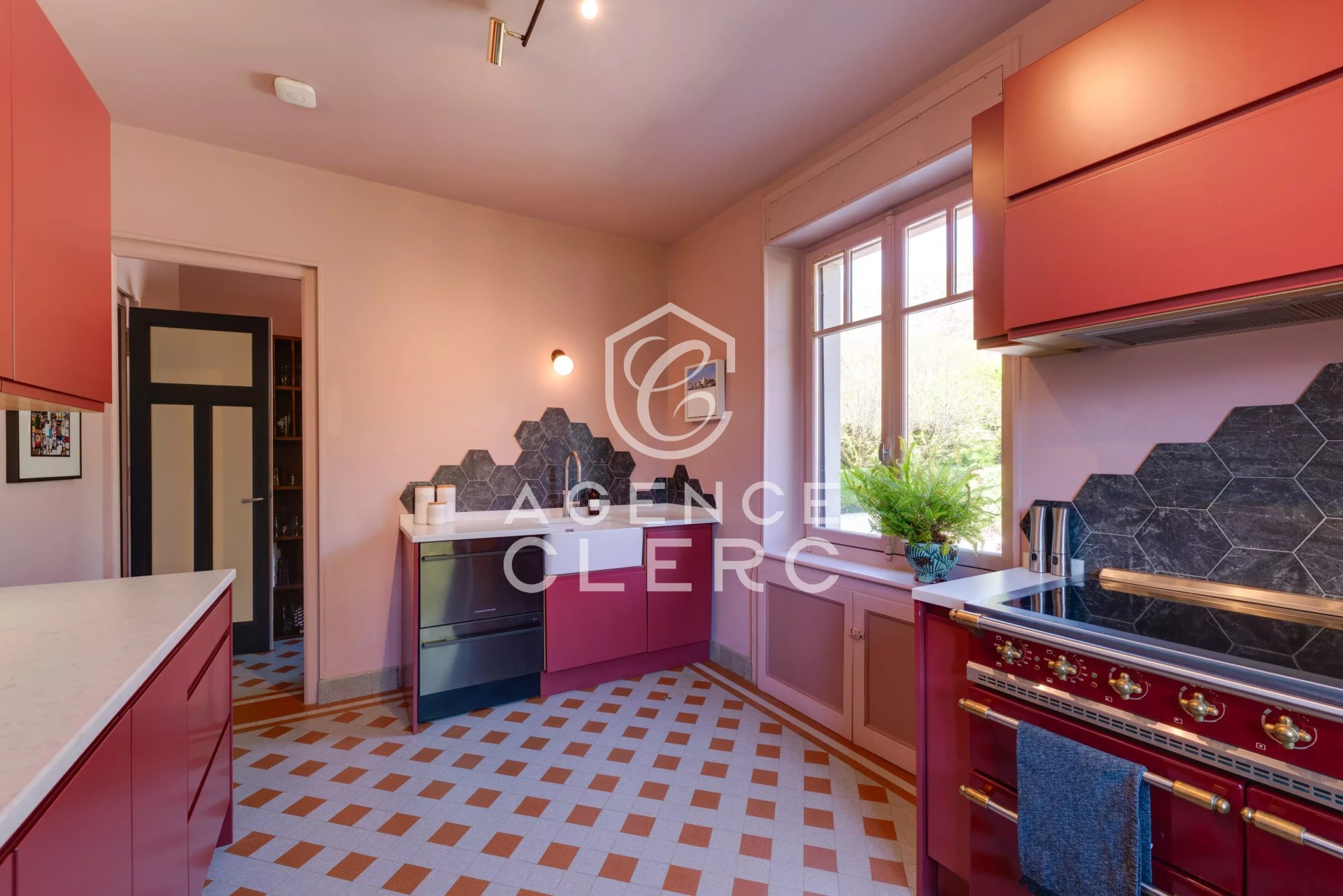 10 Bedroom Villa/Townhouse's Image 9