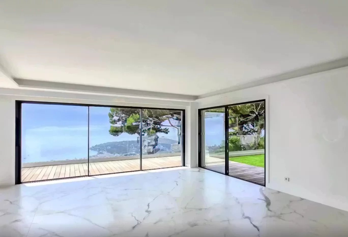 ROQUEBRUNE CAP MARTIN - SUPERBE VILLA CONTEMPORAINE 5 PIÈCES AVEC VUE PANORAMIQUE MER PISCINE DOUBLE GARAGE PARKING