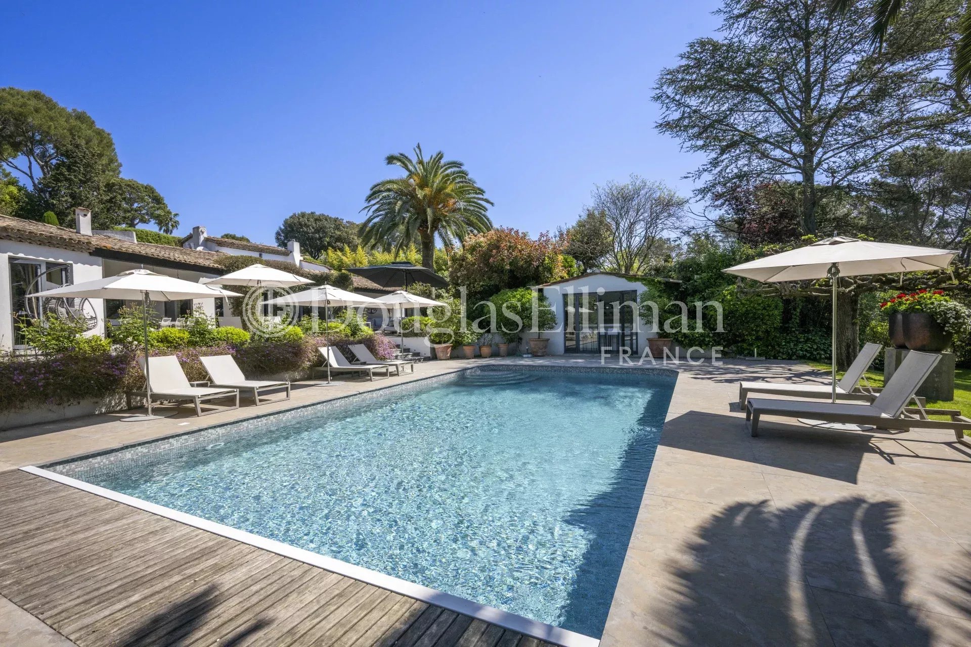 MOUGINS : Une villa moderne classique dans un domaine recherché avec piscine - Image nᵒ2