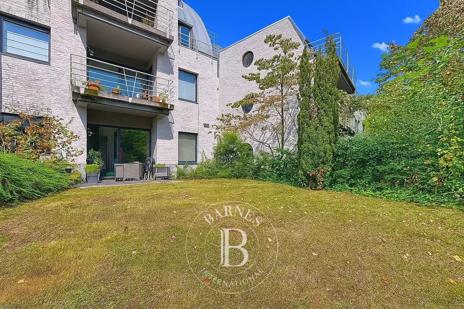 Appartement 1 chambre avec beau jardin + box fermé