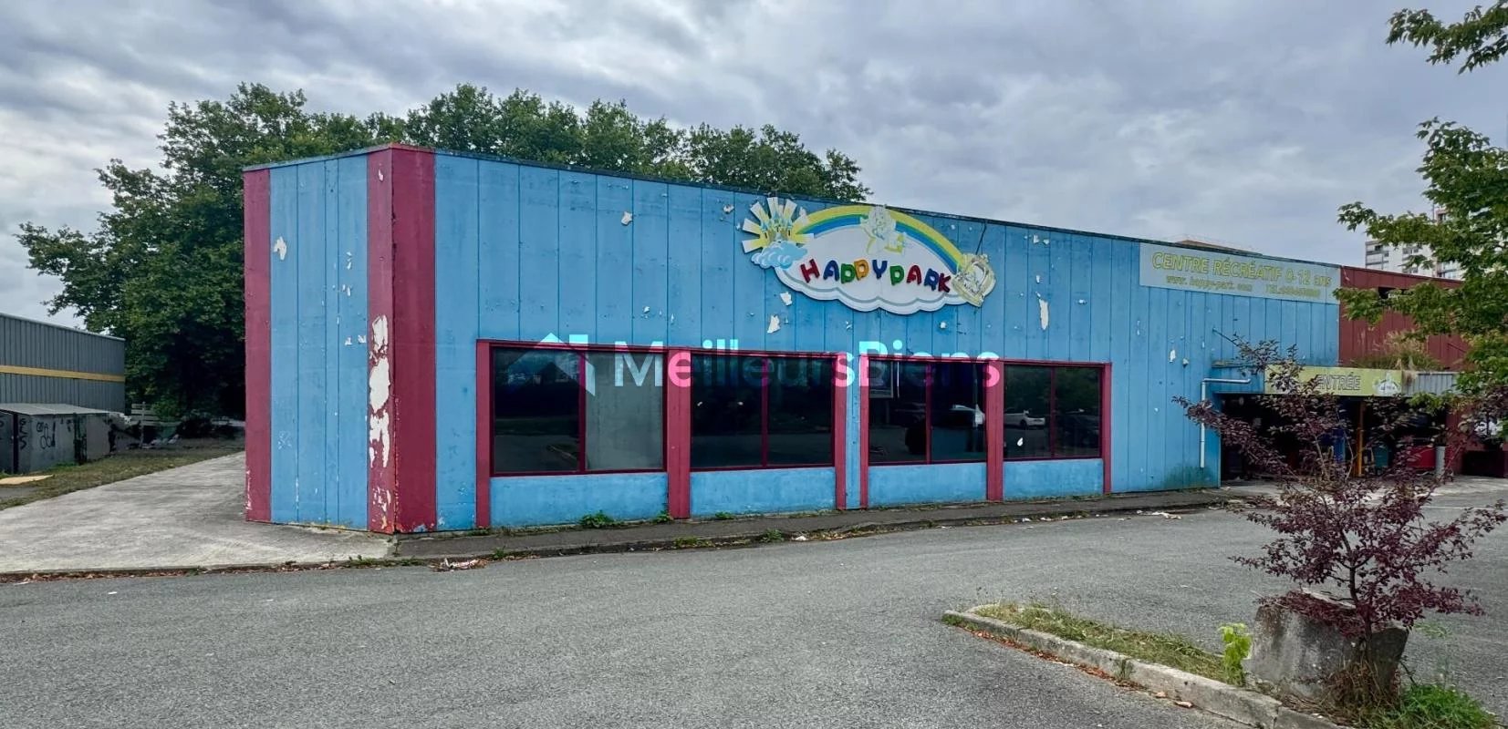 A Belfort proche autoroute grand local commercial de 987 m² avec parking et belle hauteur sous plafond