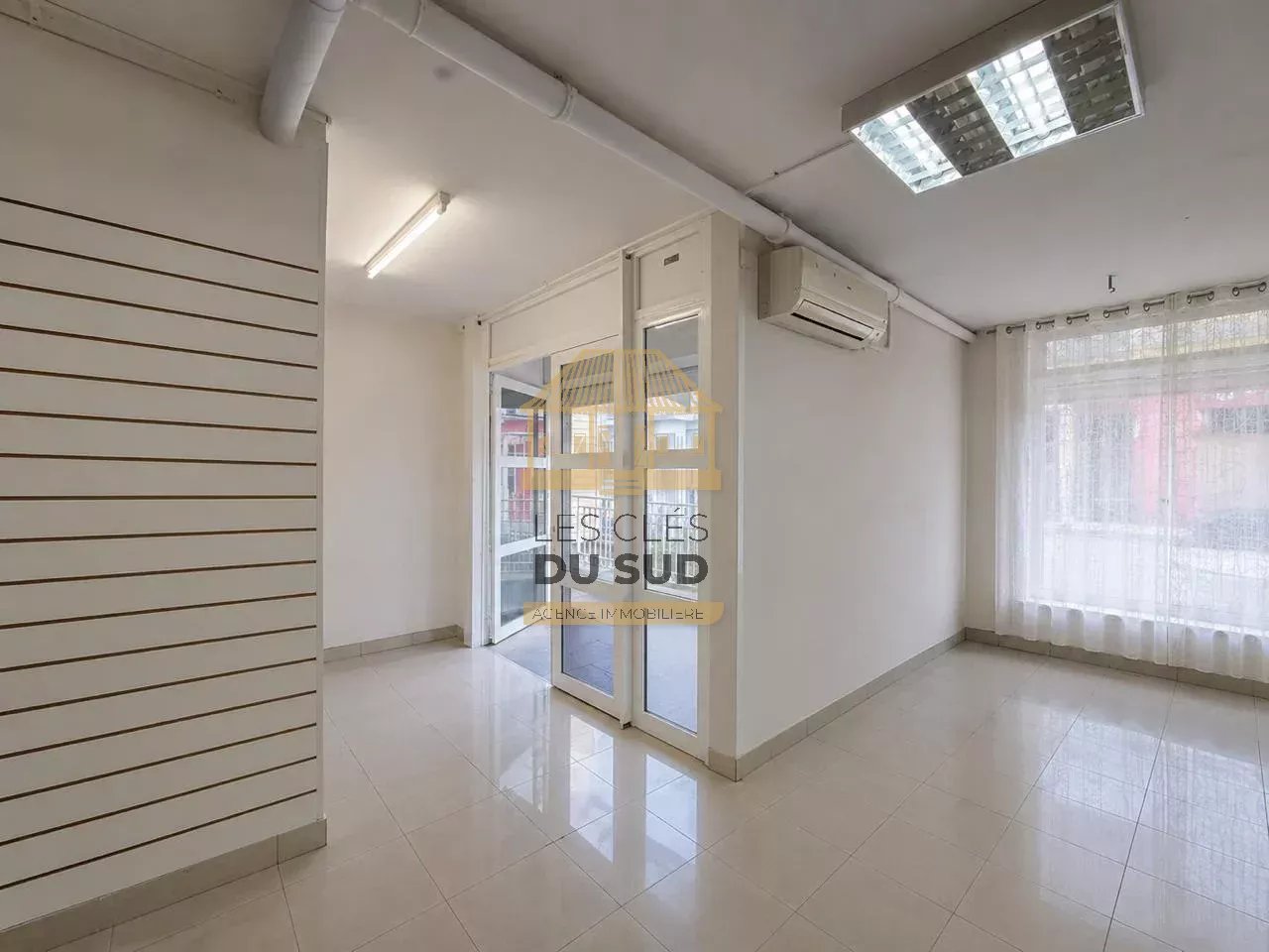 A VENDRE - CENTRE-VILLE DE SAINT-PIERRE LOCAL COMMERCIAL/ PROFESSIONNEL DE 79,24 M² ENVIRON - 335 000 €