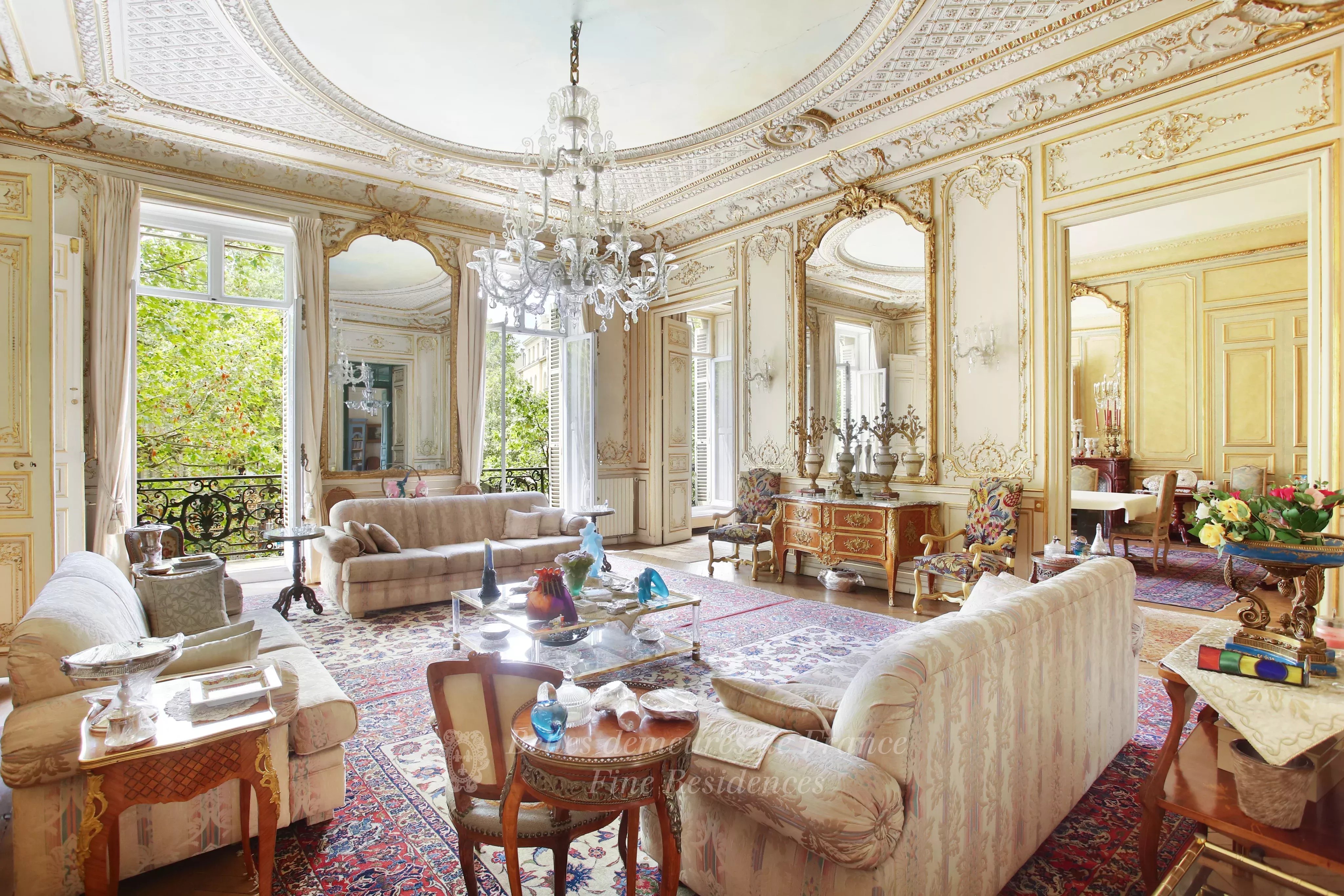 Living room overlooking the Parc Monceau, herringbone parquet flooring, mouldings, high ceiling