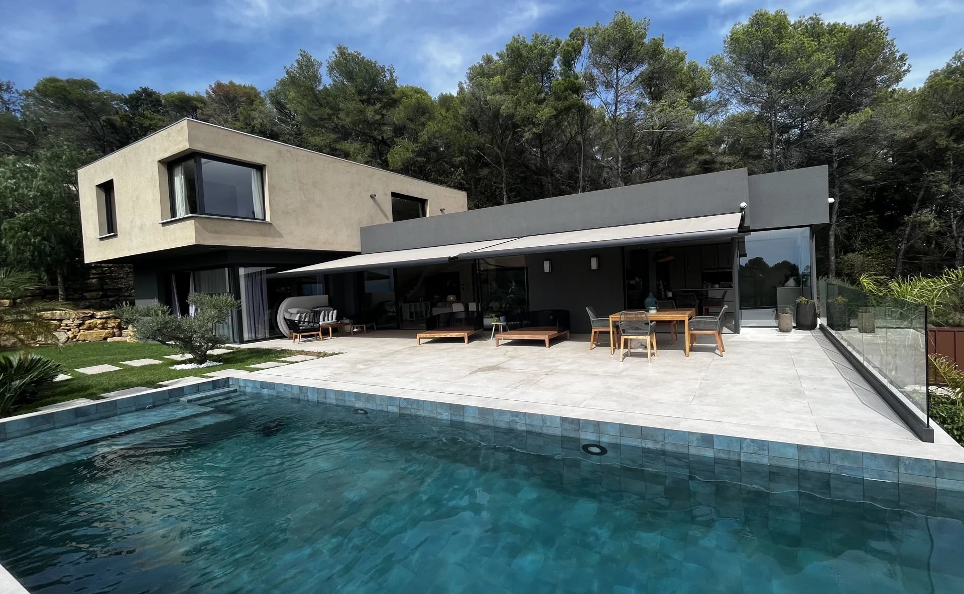 MOUGINS - Modern house ,sea view