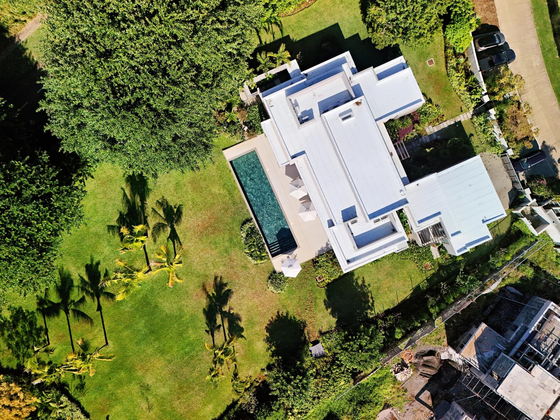 Contemporary Single-Storey Villa with Golf View in a Peaceful Setting