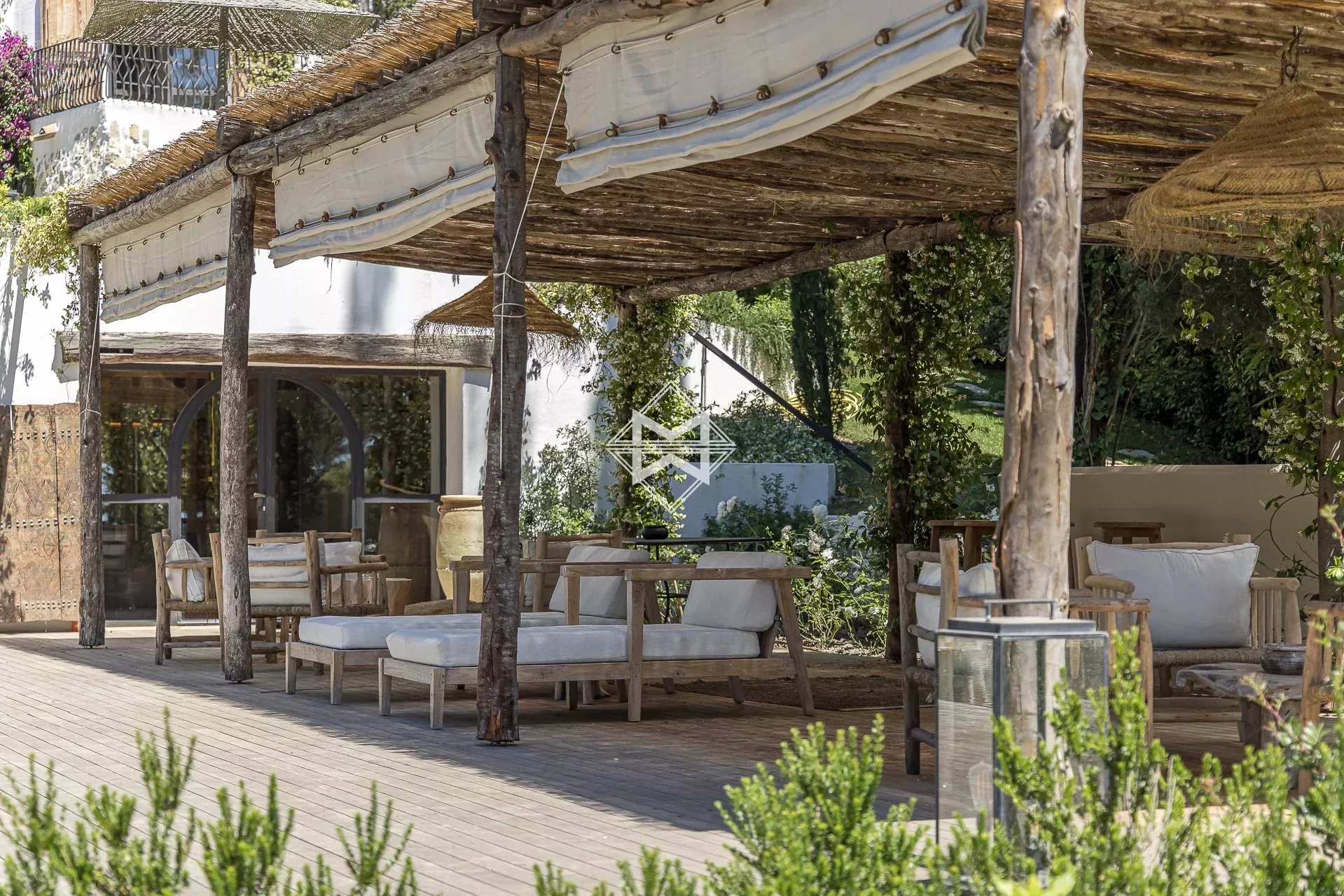 06250 MOUGINS VILLA