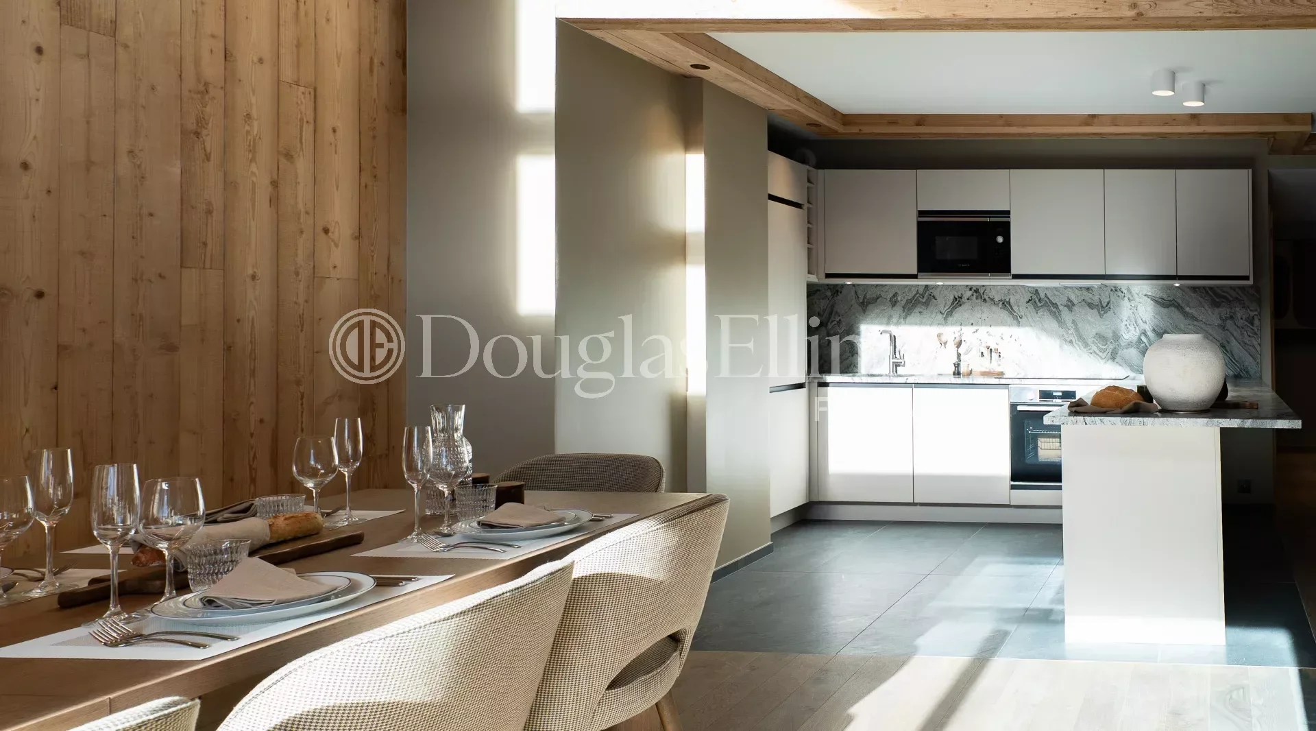 Front de neige, luxueux chalet- appartement Duplex 5 pièces Cabine, Courchevel - Image nᵒ3