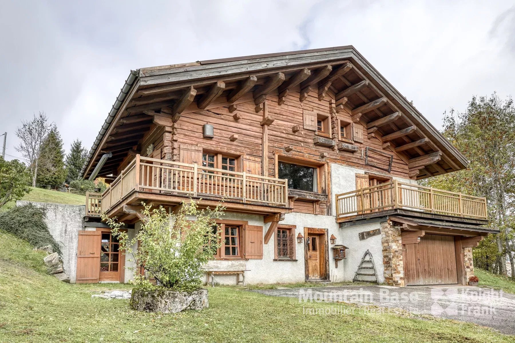 A beautiful, traditional 4-bedroom family chalet in Jaillet, Megève Accommodation in Chamonix