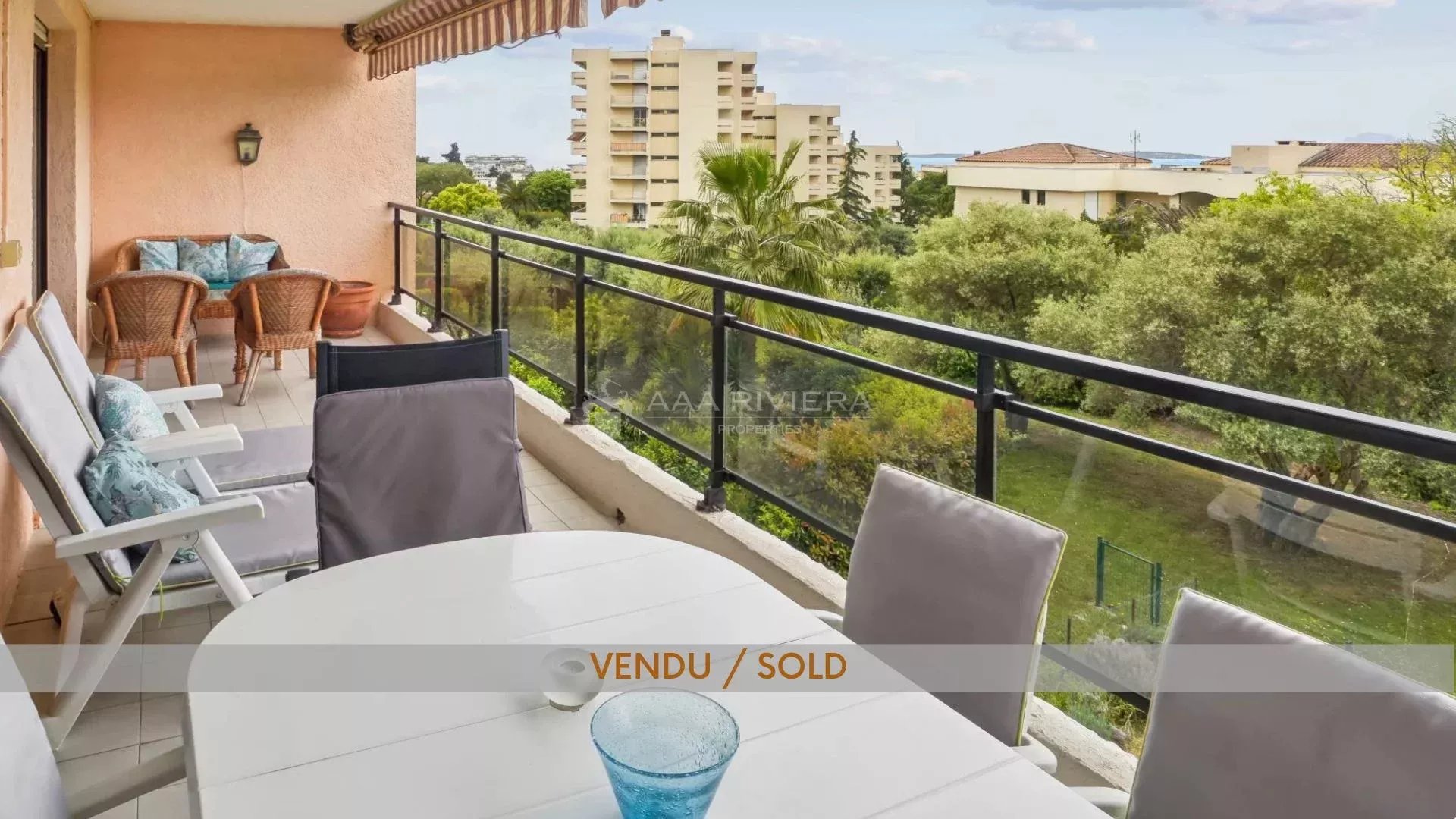 SOLD - Sole agent - Juan les Pins -  Large 3 room apartment  with open views toward the sea, 2 terraces,  garage in residence with pool