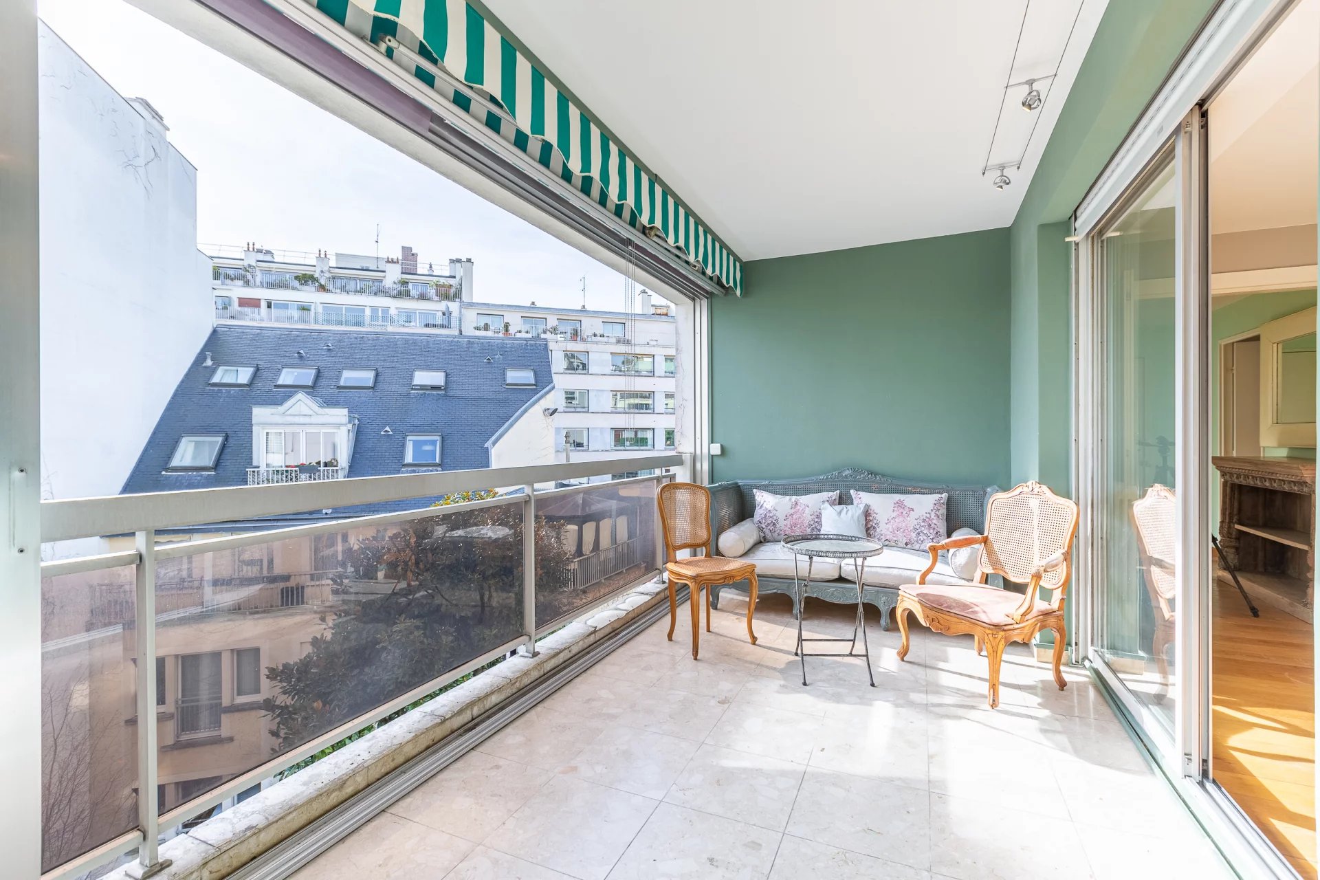 ETAGE ELEVE BAIGNE DE LUMIERE