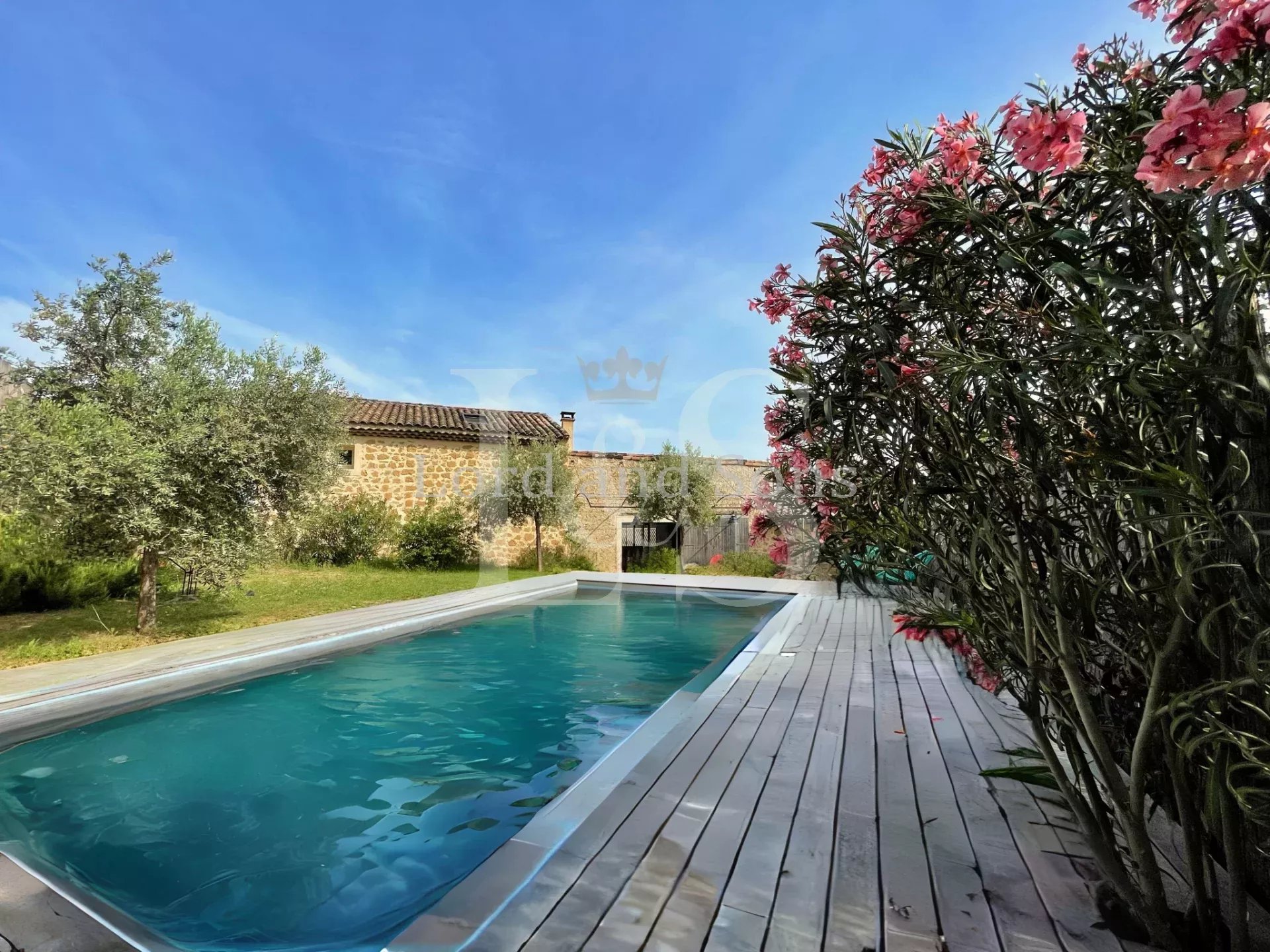 Beaumes-de-Venise   Charmant mas restauré avec piscine à deu
