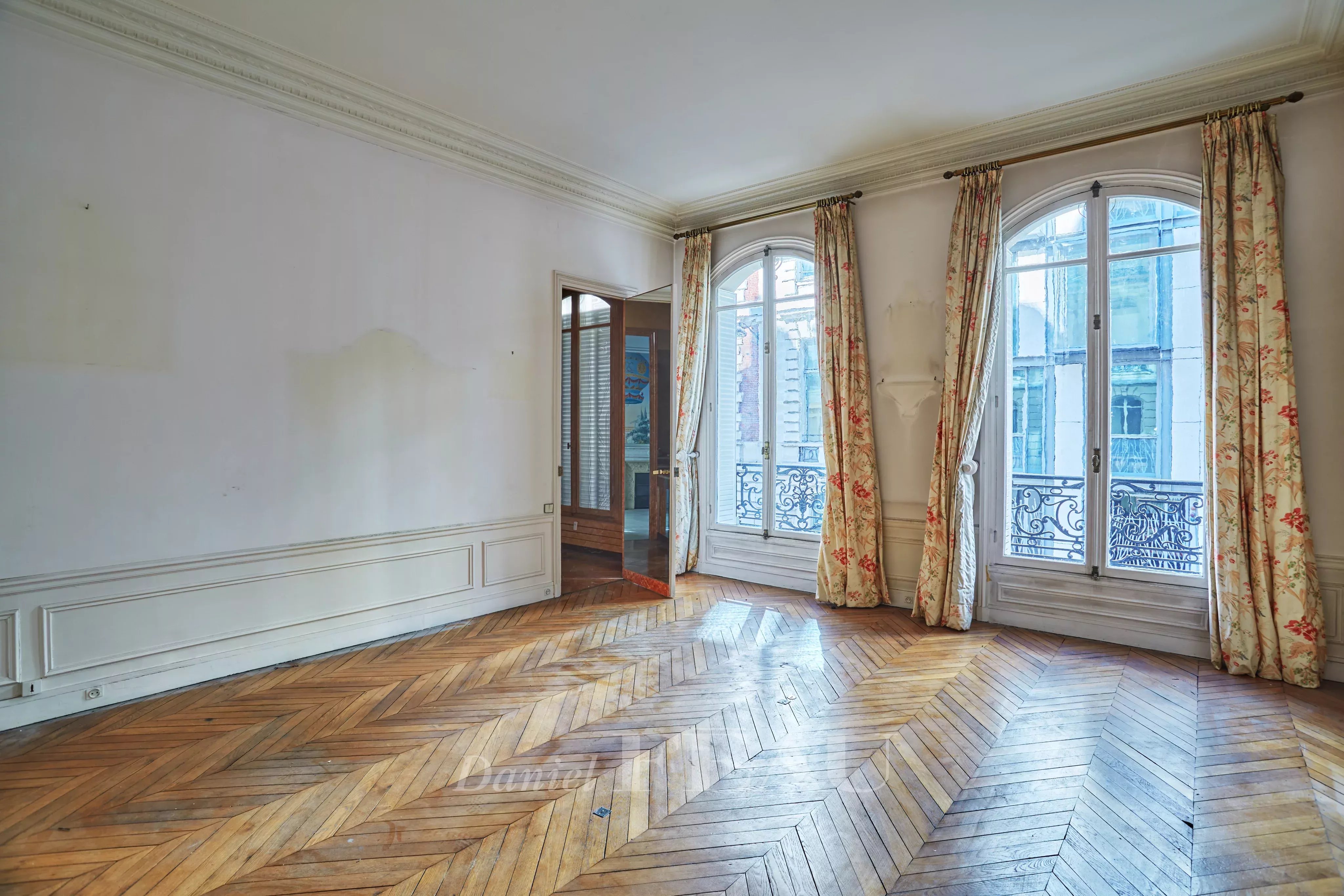 Sale Apartment Paris 8th