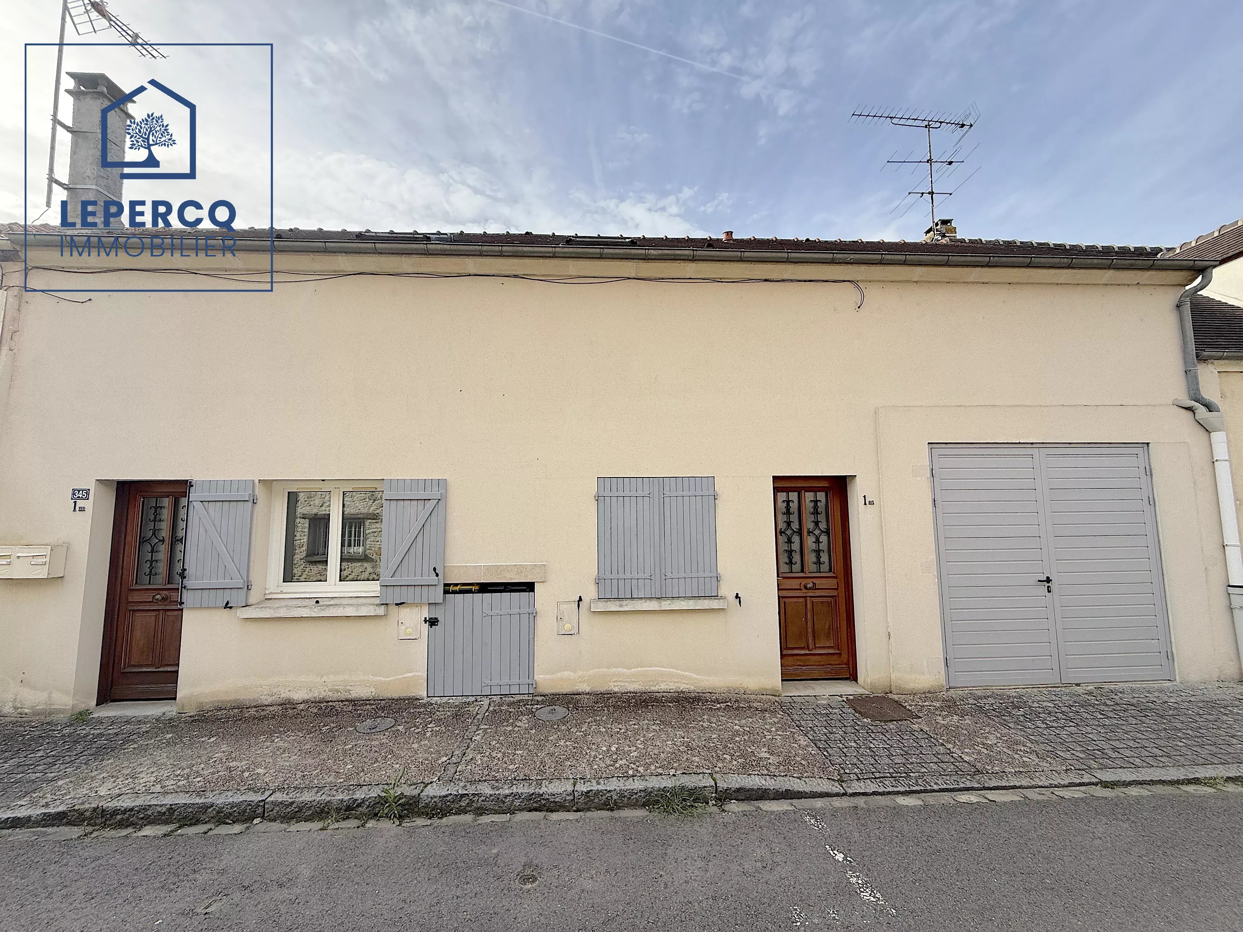 Sale Building Péroy-les-Gombries