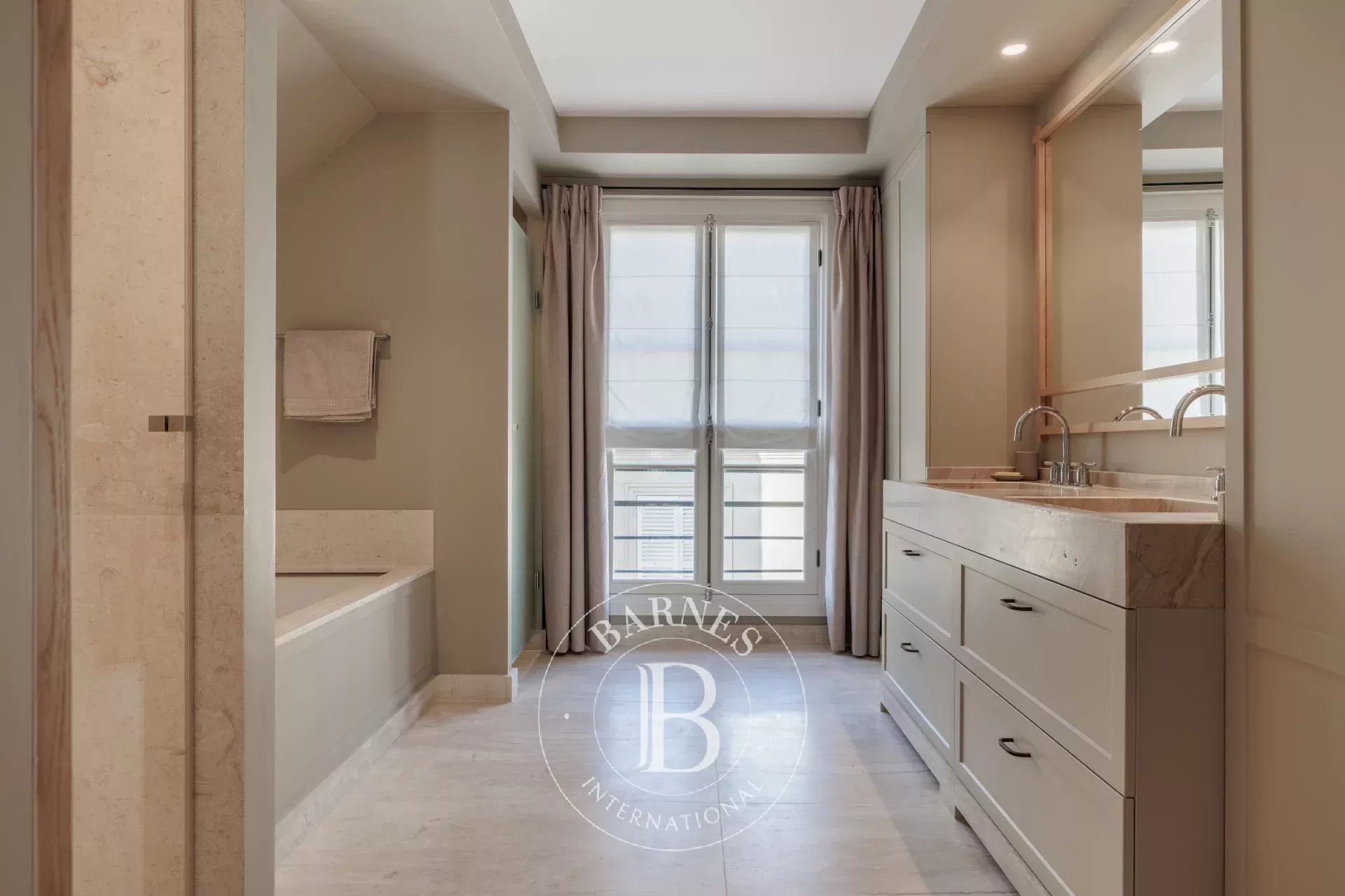 Daire Paris 8ème - picture 25