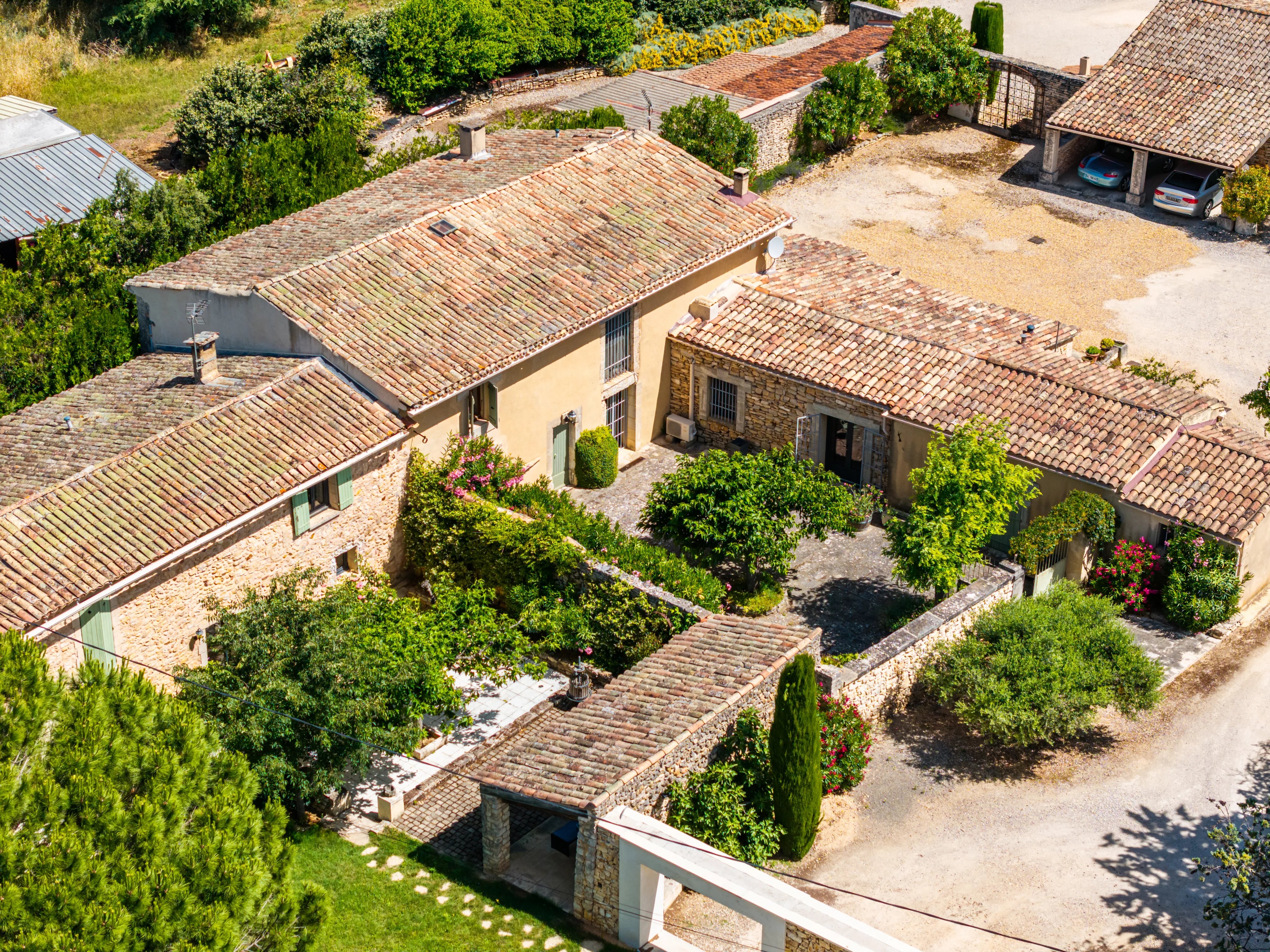 FOR SALE – Historic farmhouse with character, featuring separate guesthouses and swimming pools, near Bonnieux