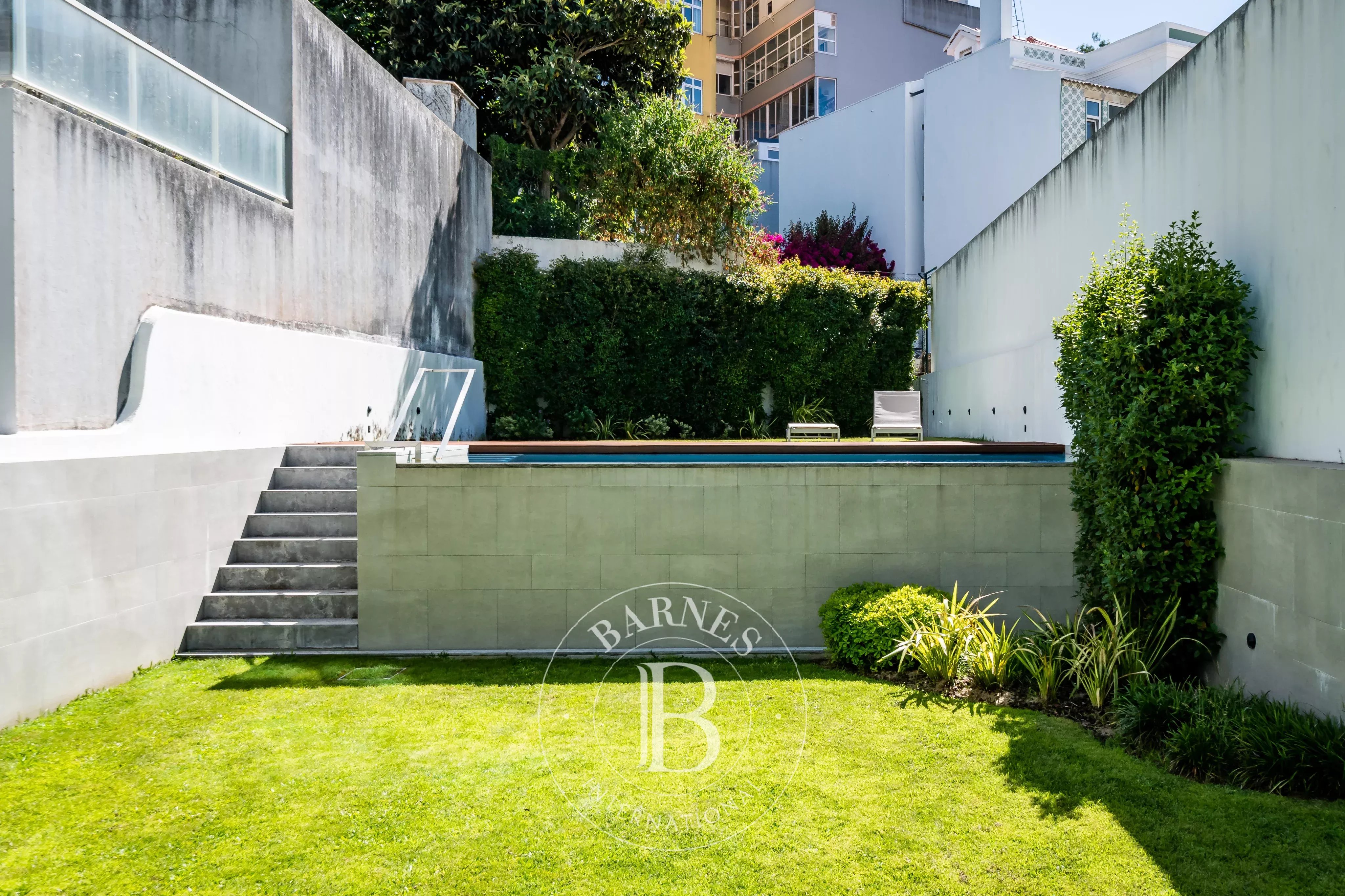 Jardim e piscina comuns junto à Gulbenkian