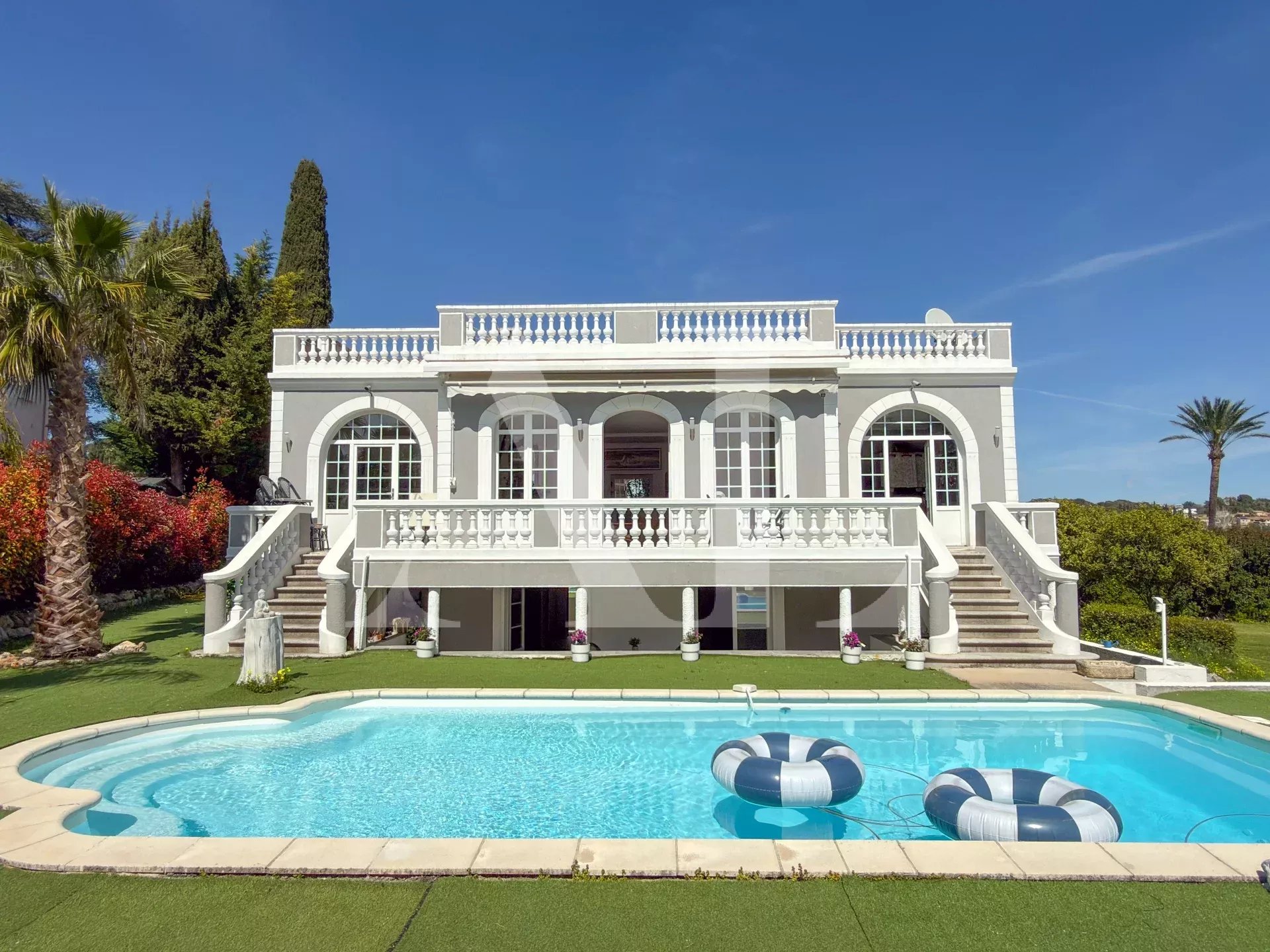 ANTIBES OUEST - VILLA AVEC PISCINE PROCHE MER À PIED