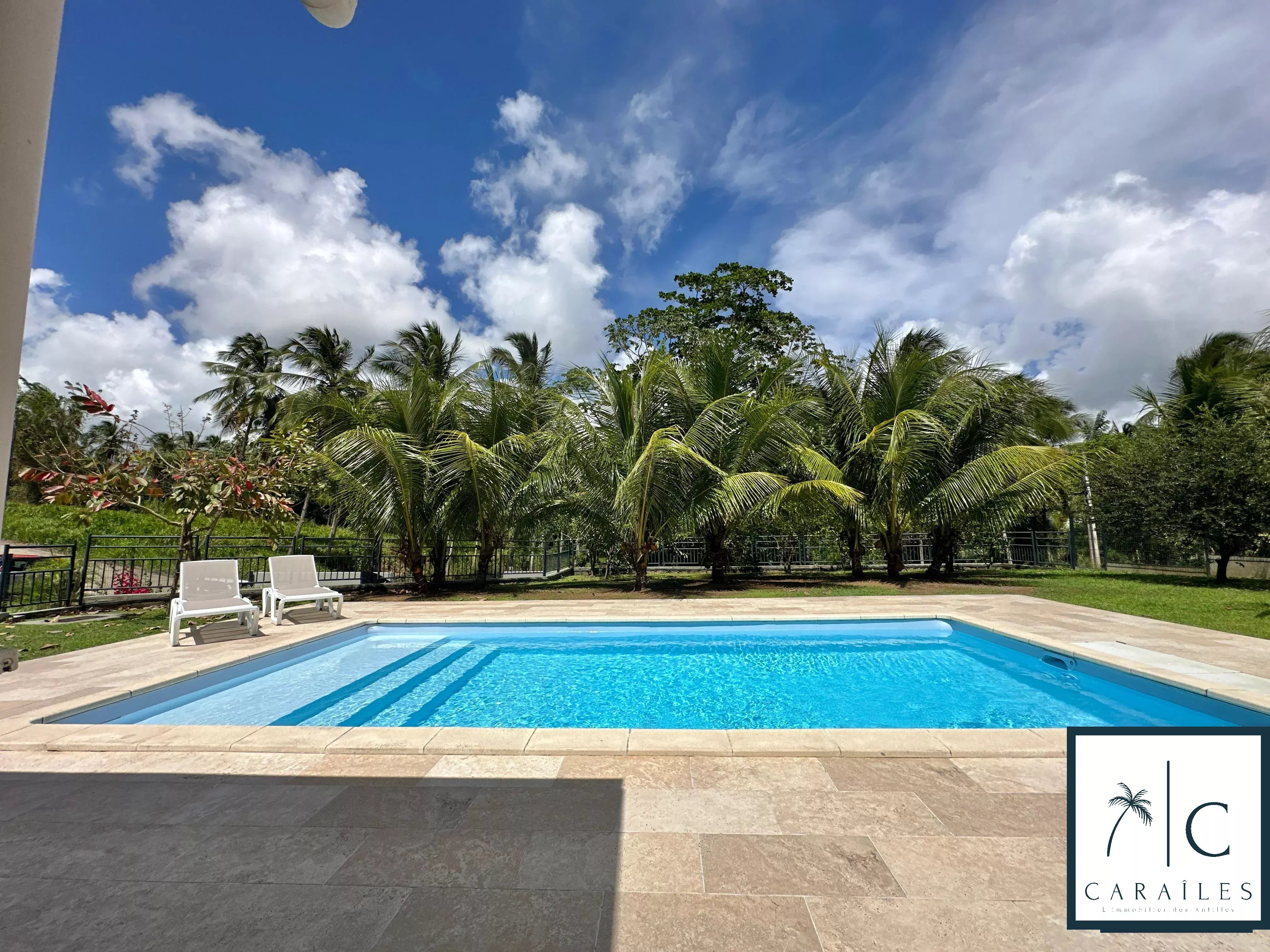 Villa d'architecte récente avec piscine
