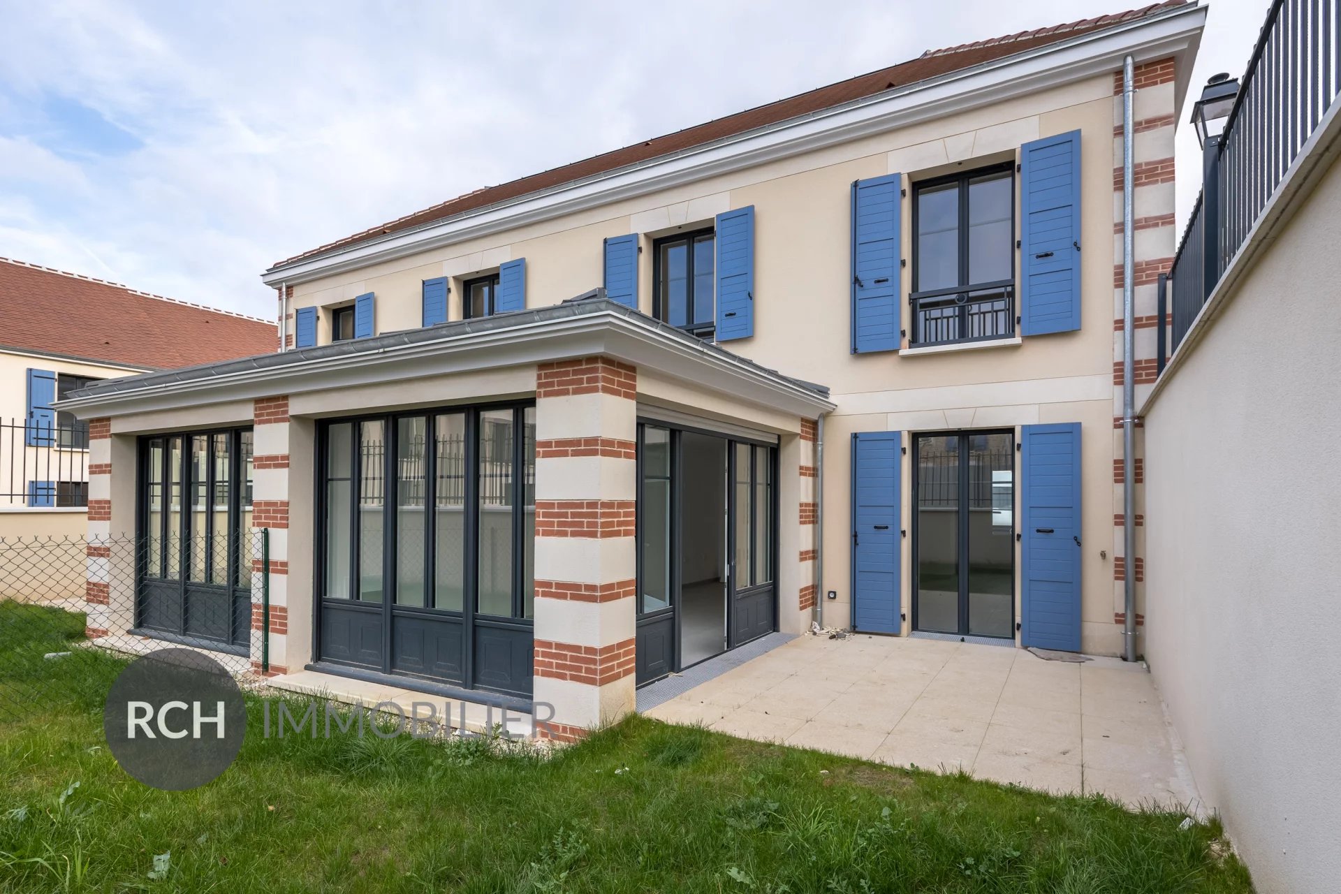 Montfort-l'Amaury - Maison de ville avec jardinet et terrasse dans un secteur recherché