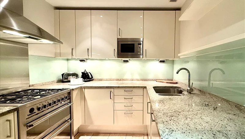 London | Apartment | 687 sq ft | 1 Bedroom | 2 Bathrooms | Ref: 86641883