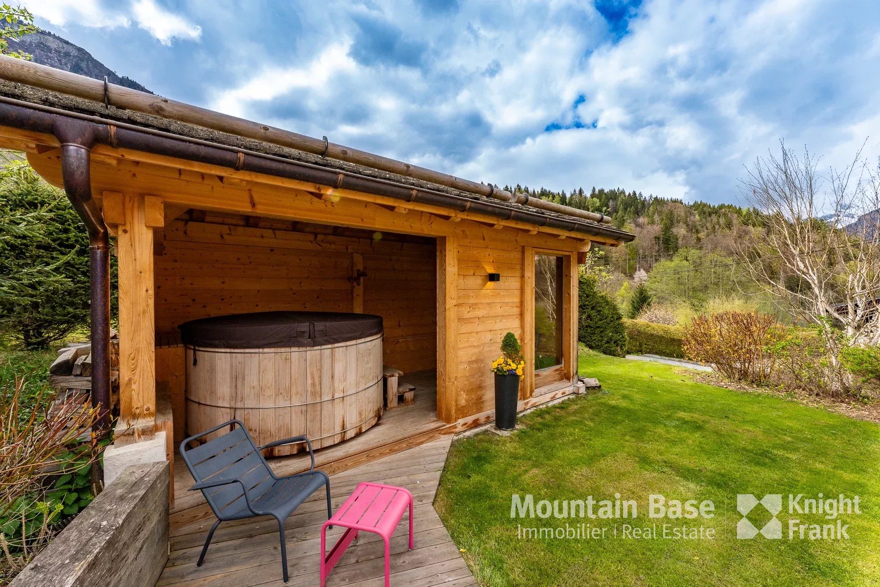 Photo of Beautifully finished 5 bedroom chalet with independent apartment in Les Houches