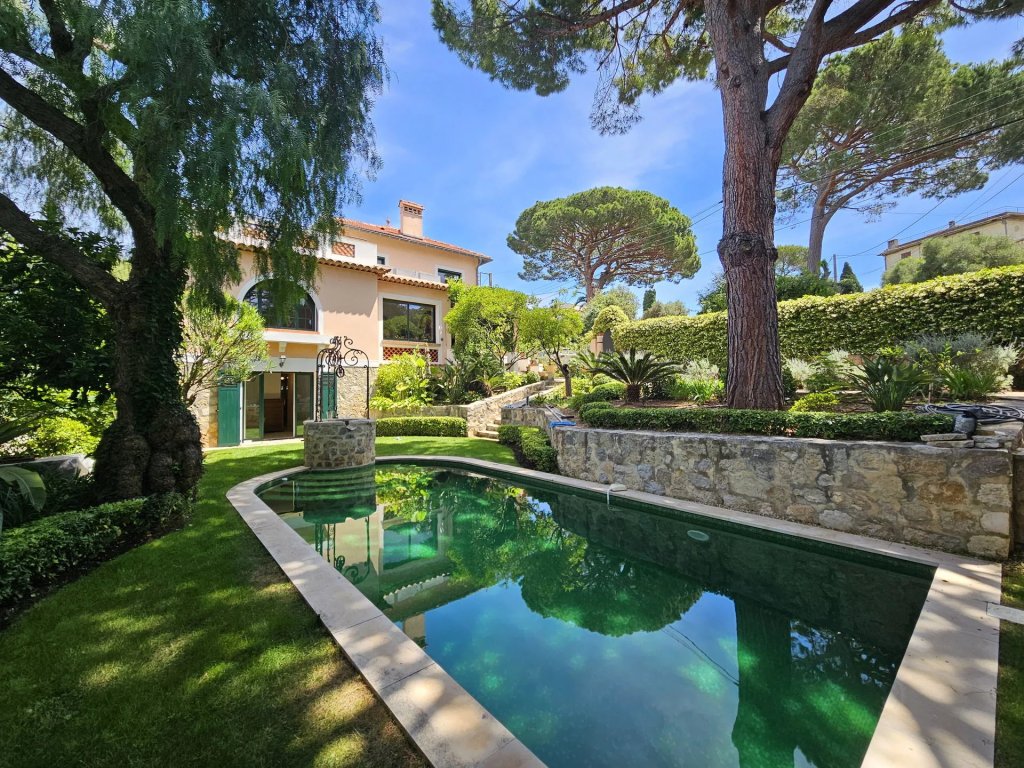 Villa for sale in Antibes — Beautiful cosy villa in prestigious private domain Antibes