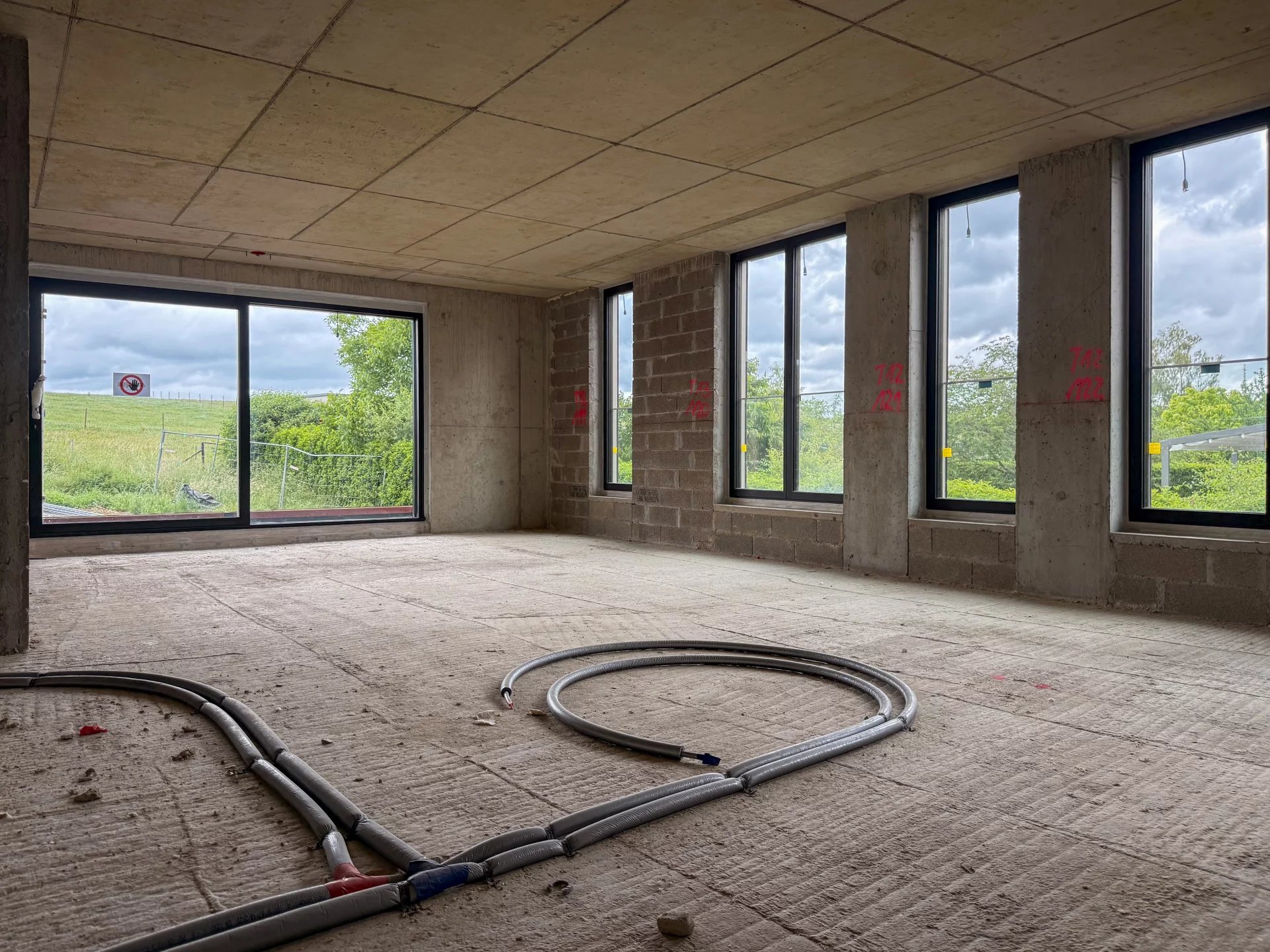 Large Three-Bedroom First-Floor Apartment with Terrace