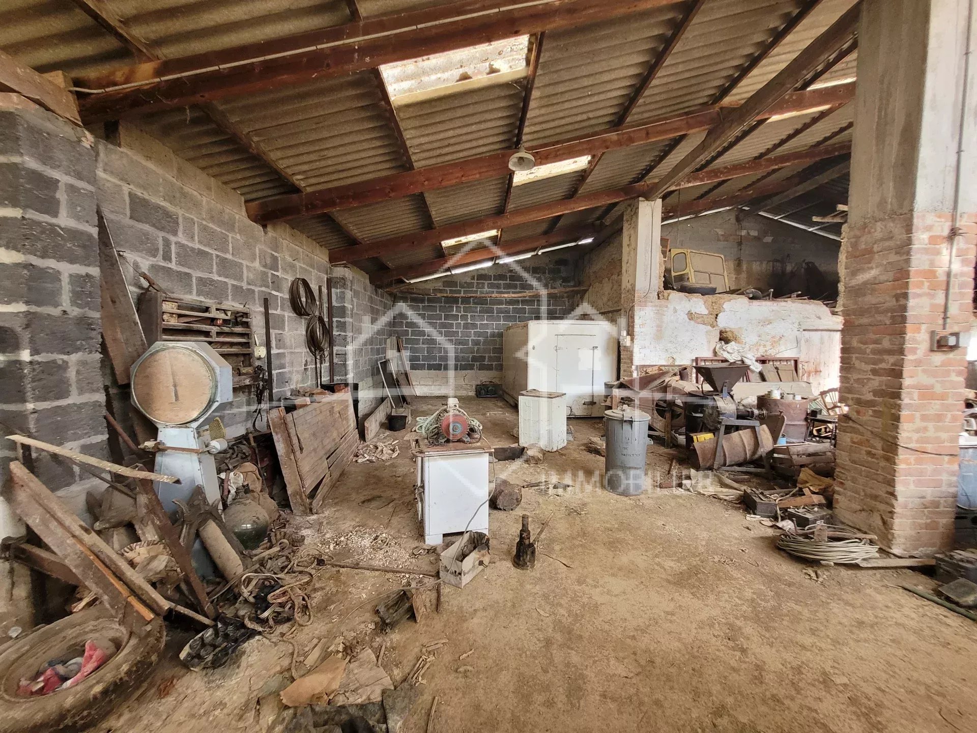 ANNEYRON, maison 2 pièces à rénover avec dépendances