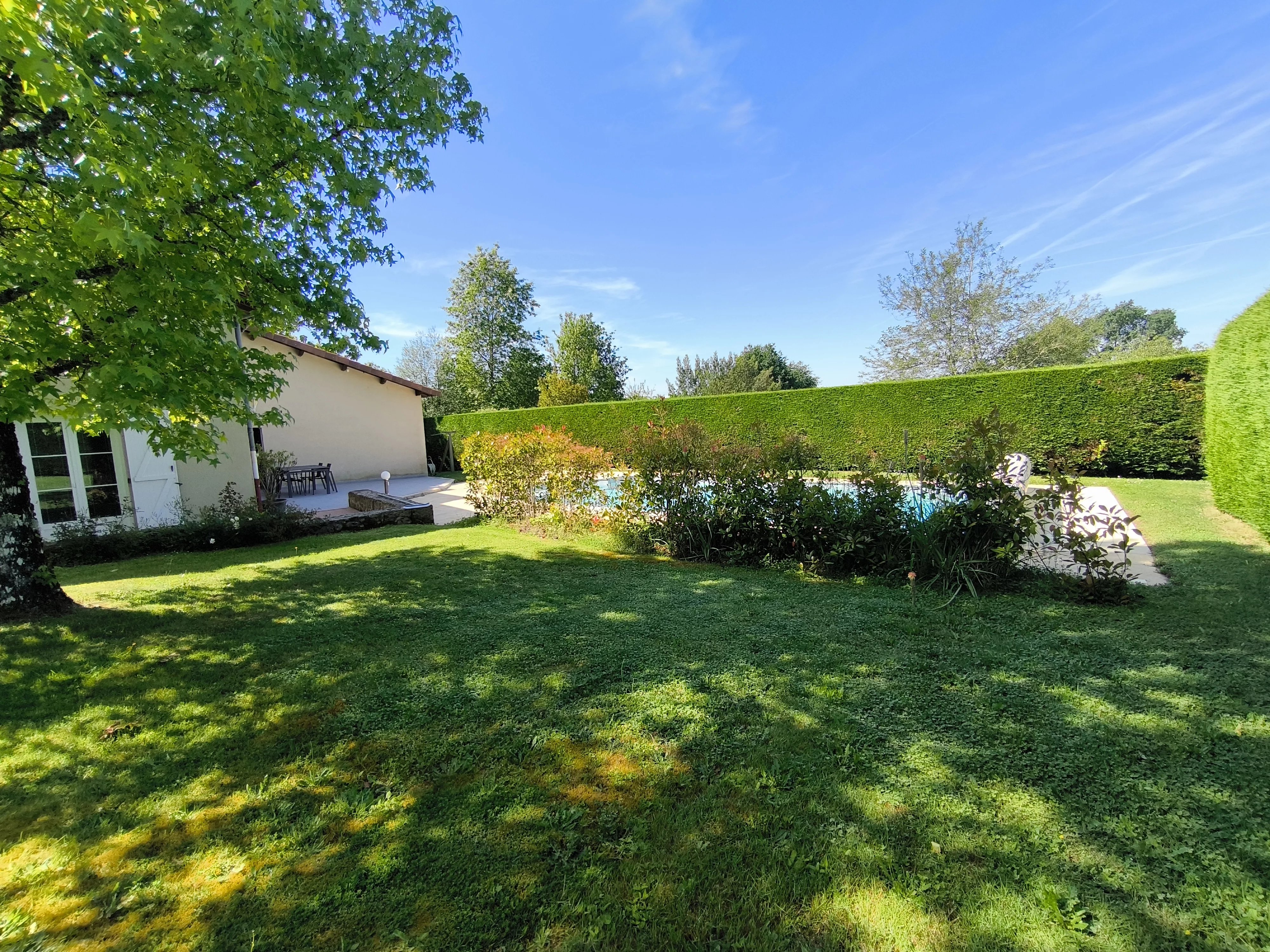 Fermette rénovée avec terrain  et piscine