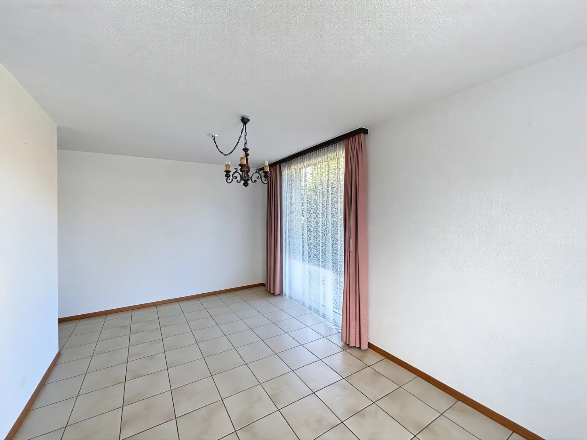 Off Market - Rare à la vente - Maison mitoyenne idéalement située au Landeron