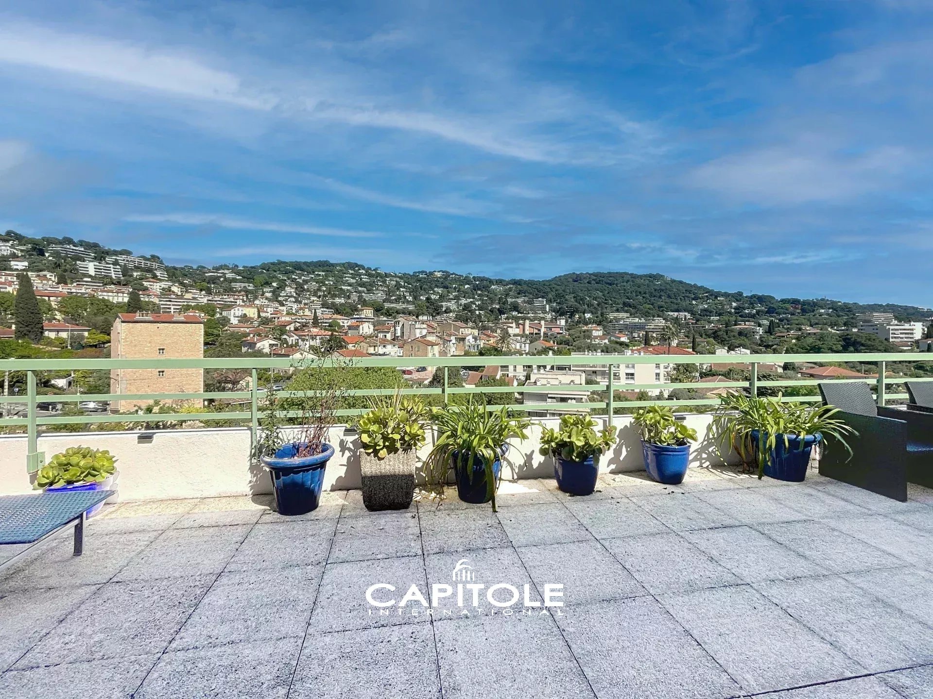 Le Cannet - Penthouse en duplex entièrement rénové avec vue panoramique mer et montagnes, terrasses totalisant 140 m², espace de vie avec cheminée, 3 suites, 2 caves et 2 garages .