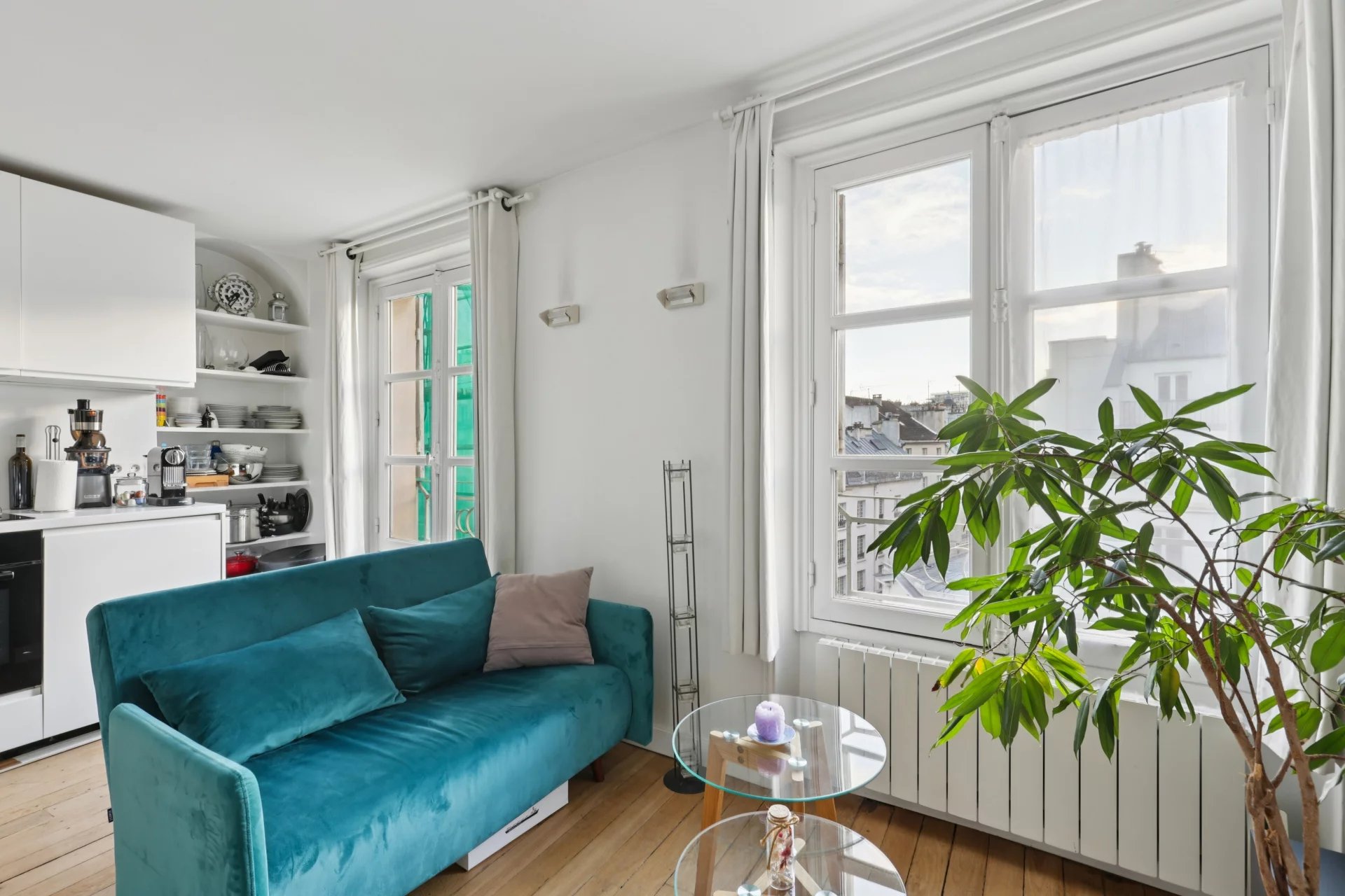 Exclusivité Off-market - Paris 4e - Rue Saint-Antoine - vue dégagée et ensoleillé