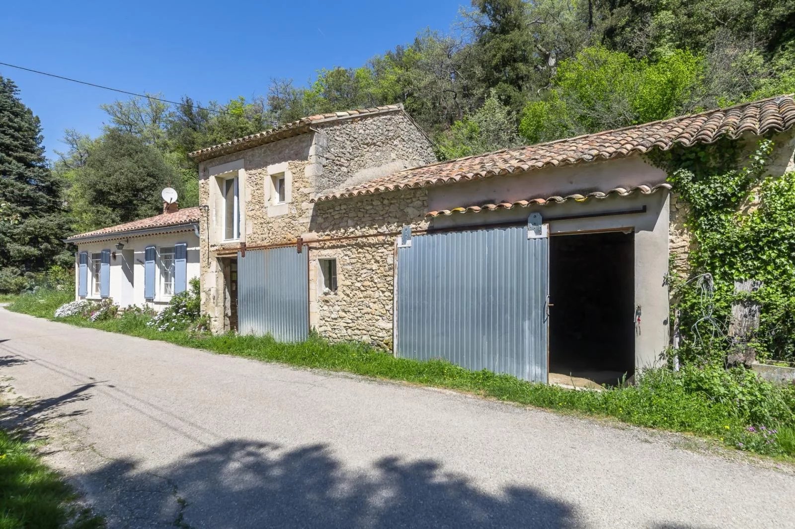 Hamlet house with outbuildings in Bonnieux