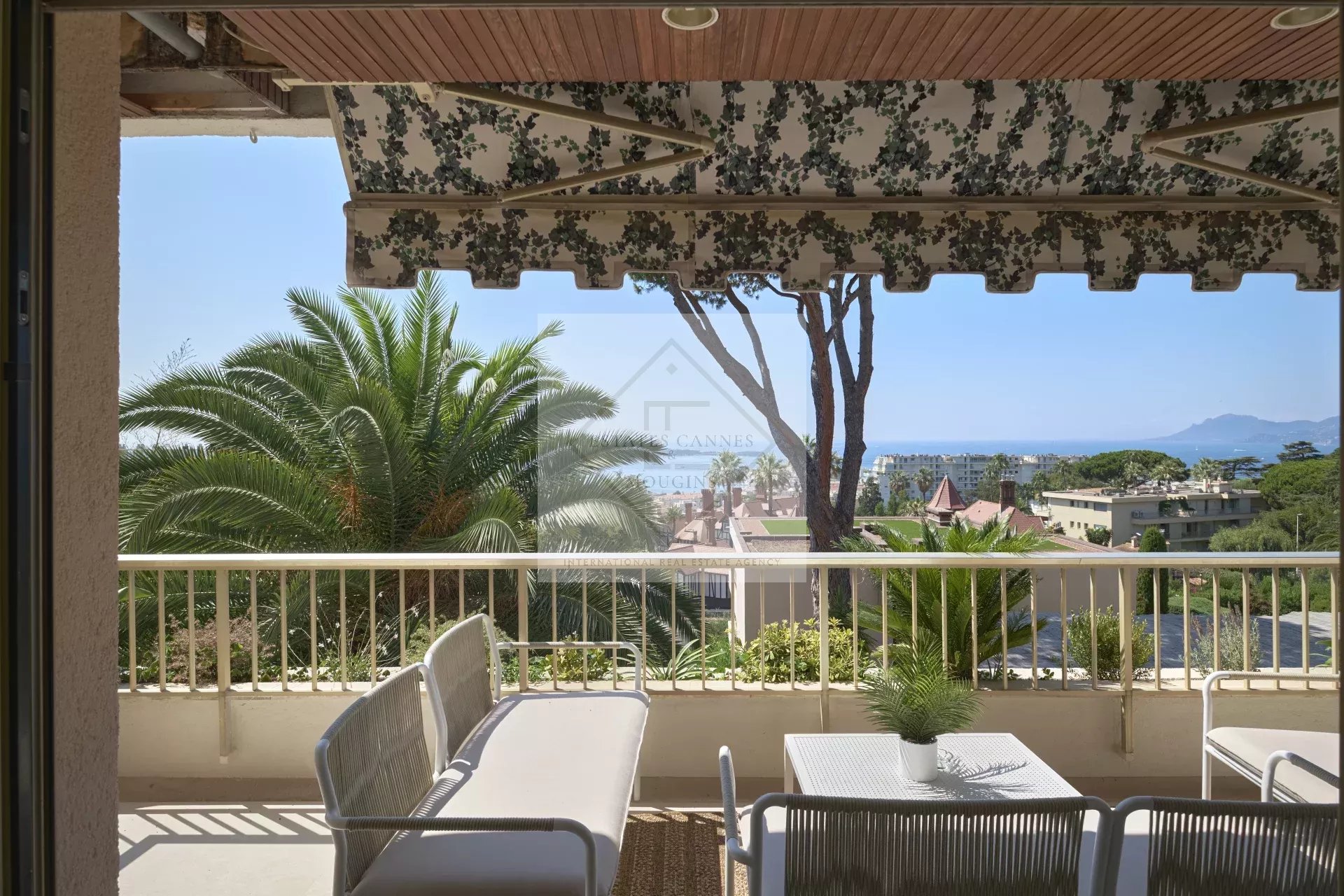 CANNES, Californie - Appartement d’exception de 5 pièces avec vue mer panoramique et îles de Lérins ! — photo 13