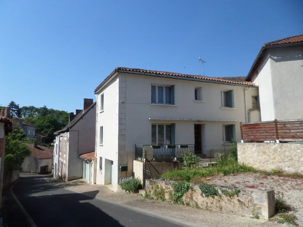 Spacieuse maison de 3 chambres dans une ville animée