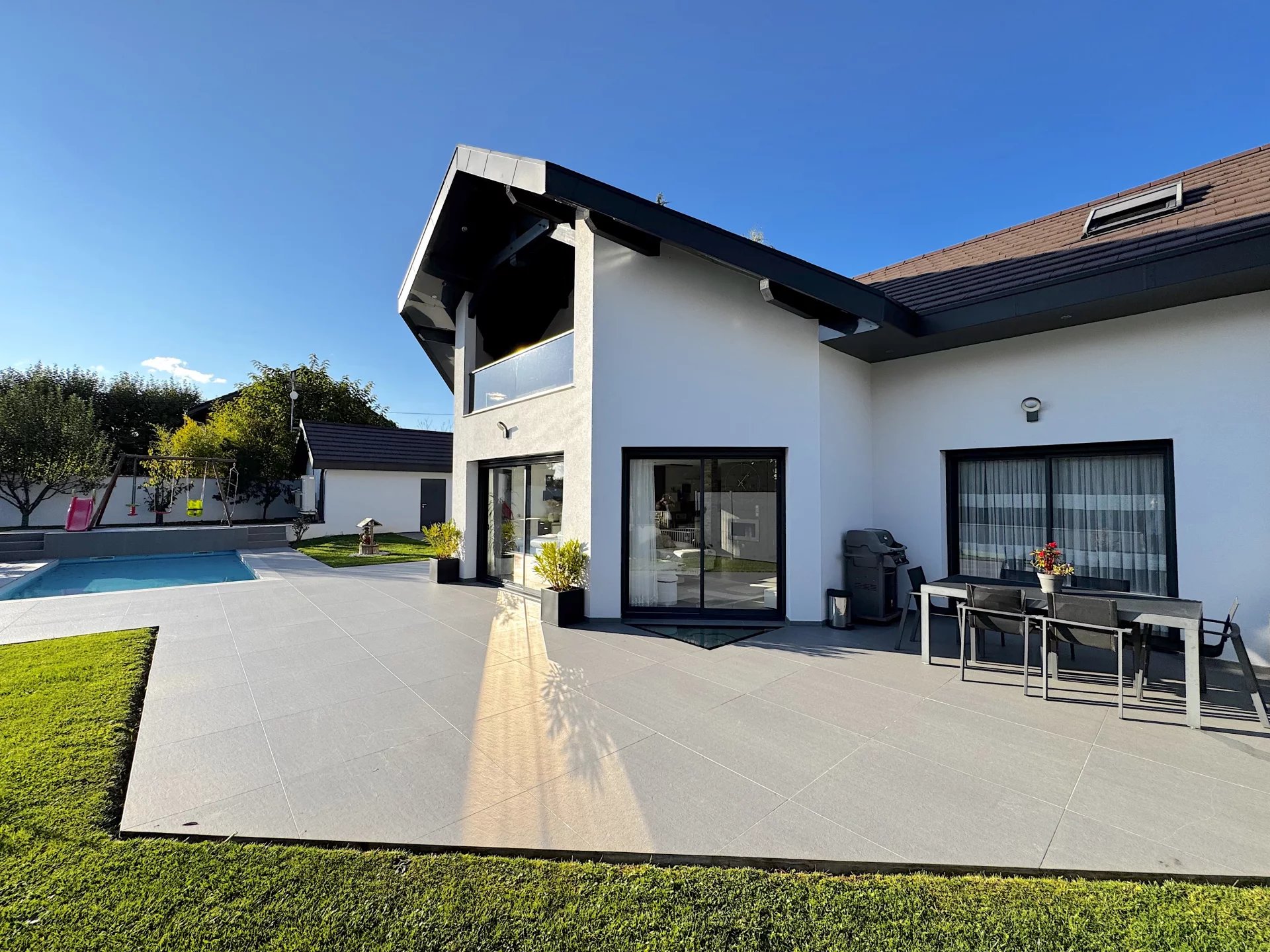 Maison moderne avec terrasse spacieuse et terrain plat