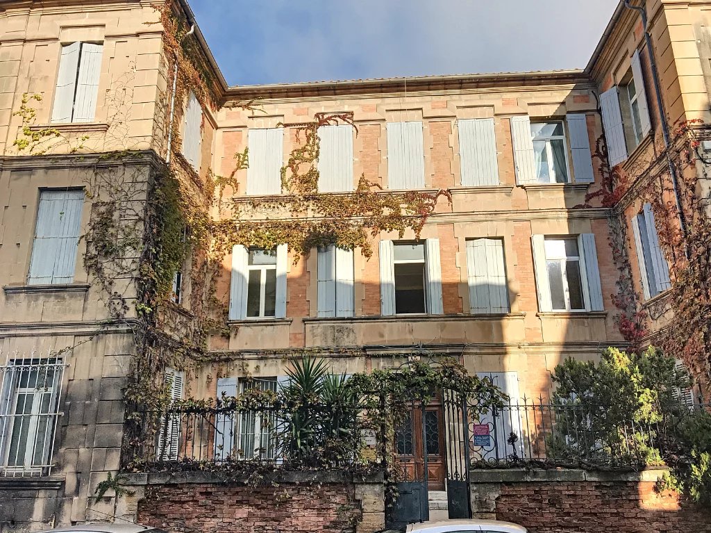 A LOUER AVIGNON (84000) INTRAMUROS : APPARTEMENT non meublé 4 pièces avec balcon en dernier étage !