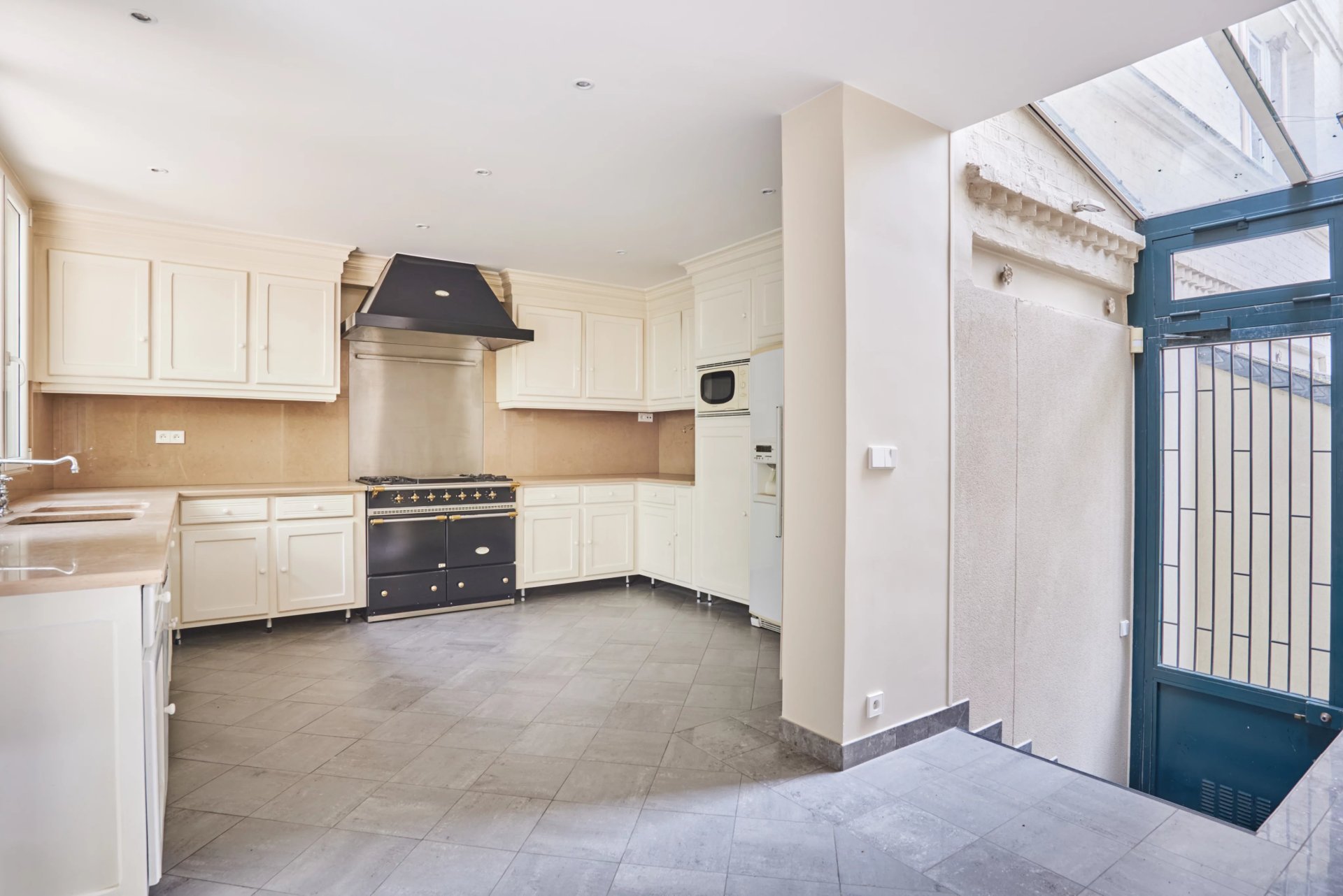 8 Bedroom Villa/Townhouse's Image 21