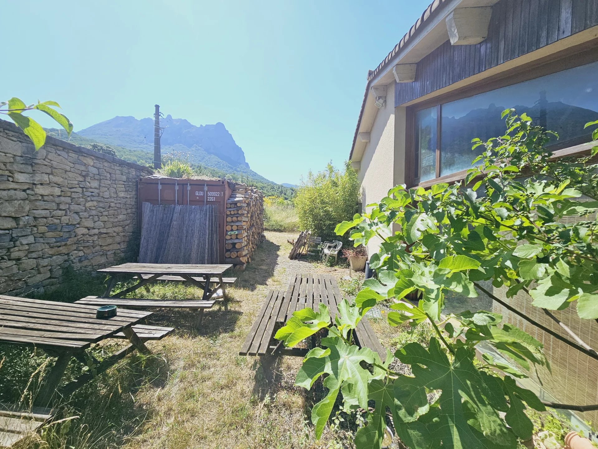Située sur un terrain de 5 000 m², la propriété comprend deux logements, une grande salle de réception et plusieurs dépendances.
