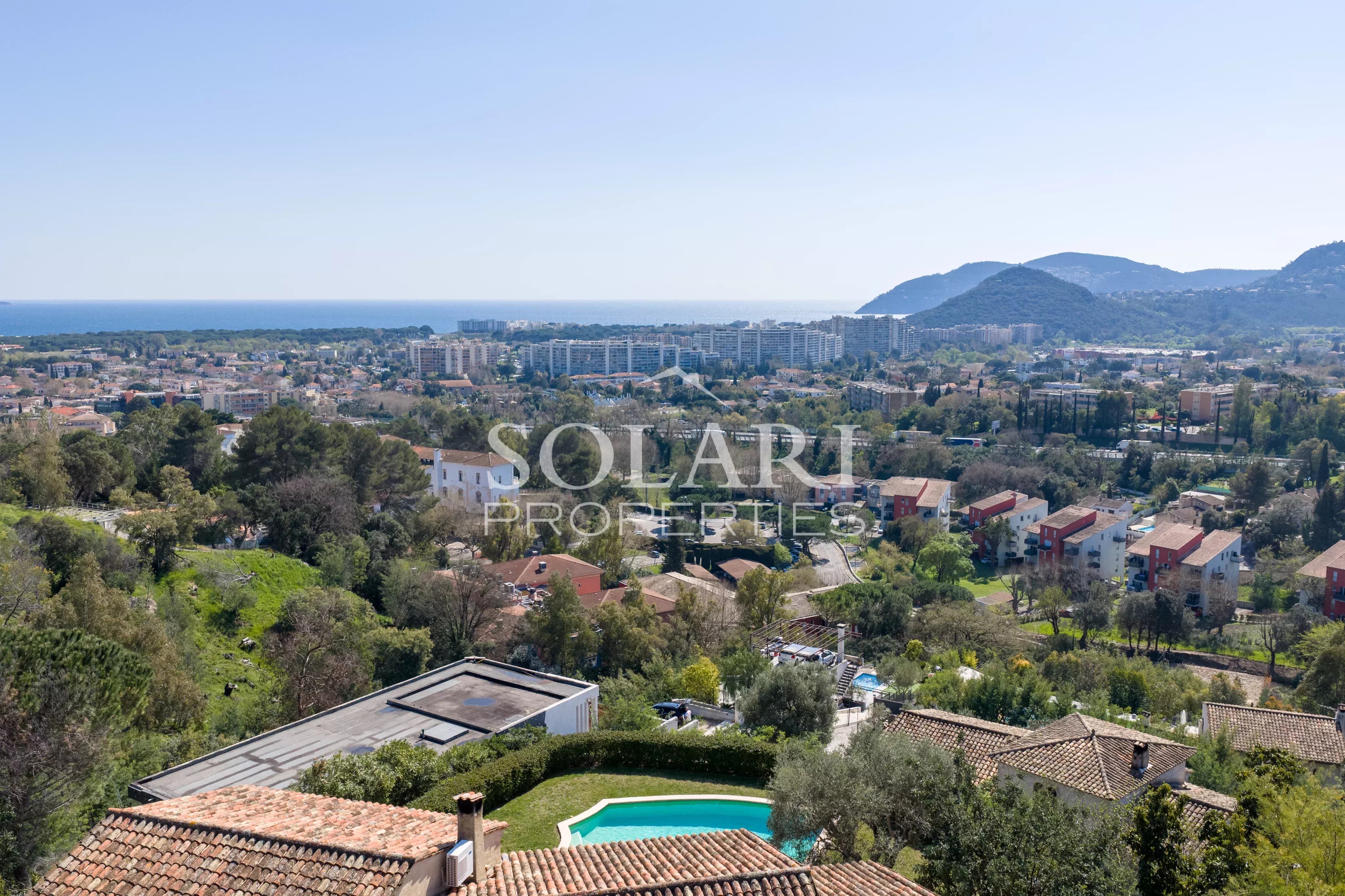 Villa avec piscine et vue panoramique sur la mer